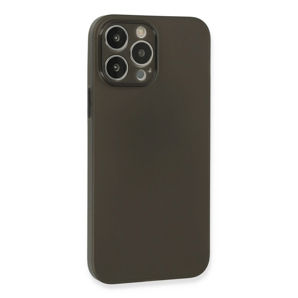 Üçlü kamera lensli koyu gri telefon kılıfı beyaz arka plan üzerinde.