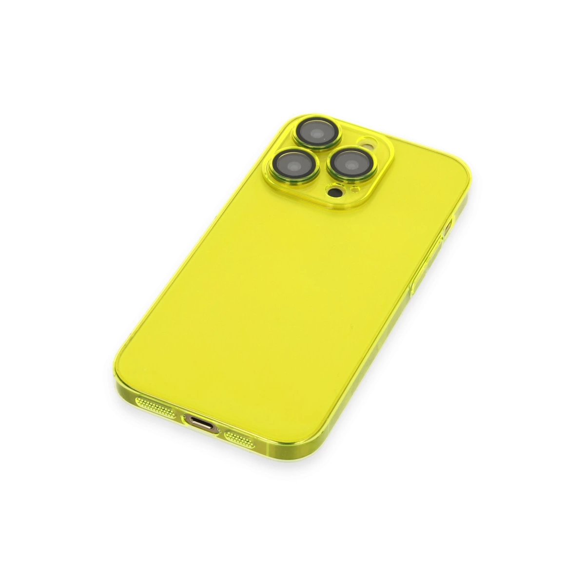 Üç kamera lensli parlak sarı telefon kılıfı, beyaz arka plan üzerinde.