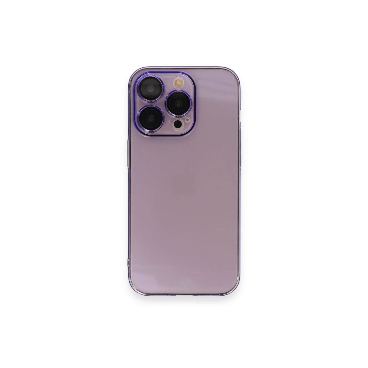 Üç kamera ve flaşlı mor iPhone arkası. Beyaz arka plan.
