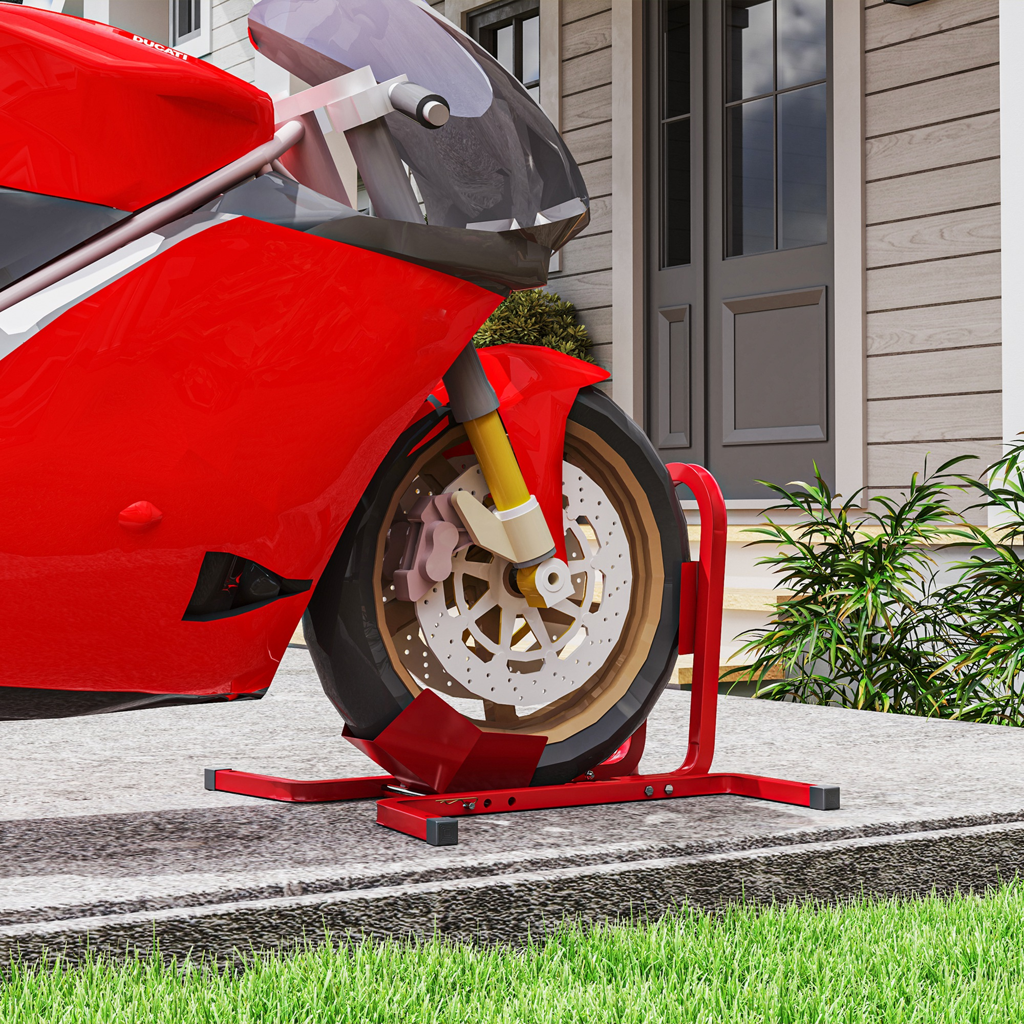 Motocicleta roja en un soporte frente a una casa con pared de madera.