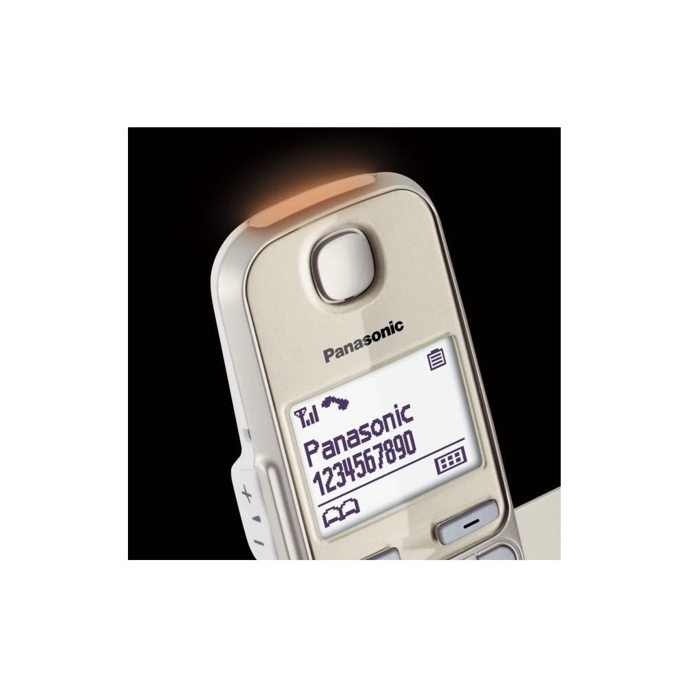 Un telefono cordless Panasonic dorato con schermo illuminato mostra Panasonic 1234567890.