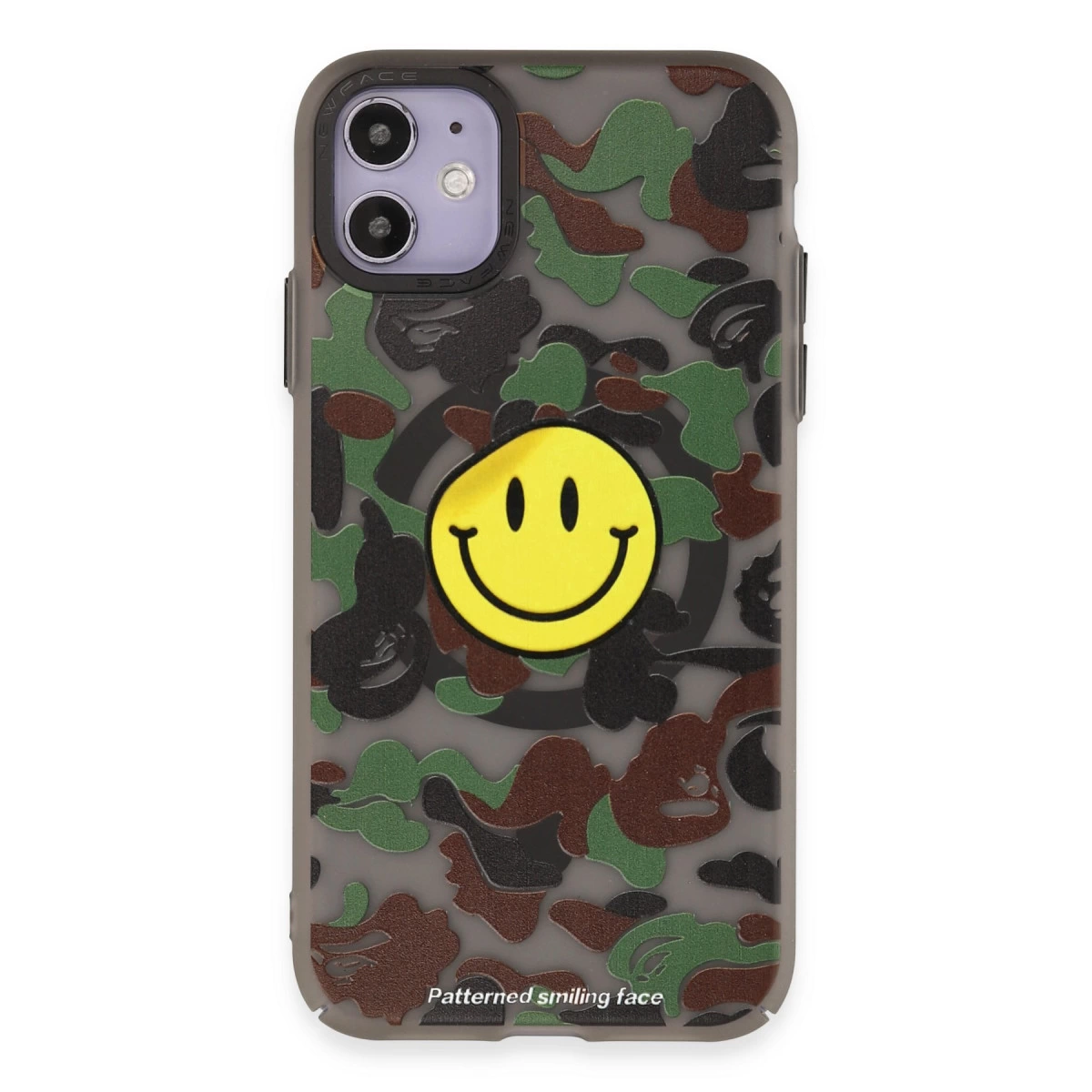 Kamuflaj desenli ve sarı gülen yüzlü iPhone kılıfı.