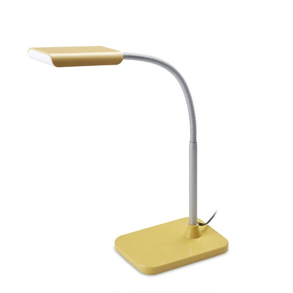 Una lámpara de escritorio amarilla con brazo flexible y base plateada sobre fondo blanco.