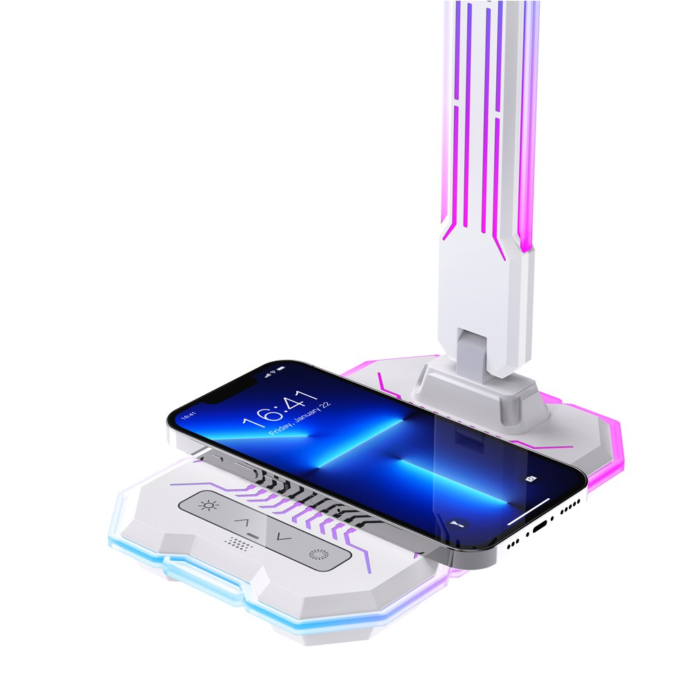 Un smartphone descansa sobre una base de carga blanca con luces azules y moradas.