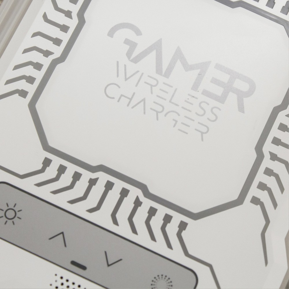 Cargador inalámbrico blanco con texto gris "Gamer" y diseño de circuito.