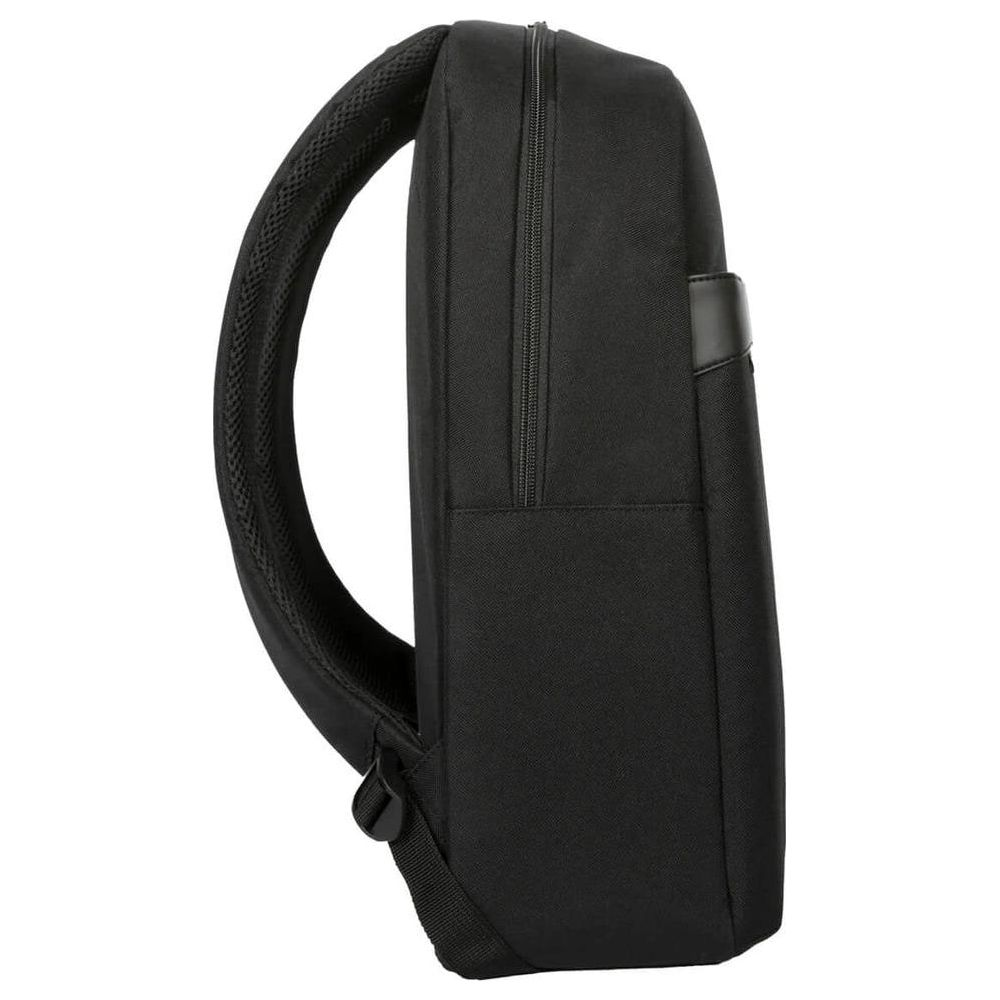 Zaino nero con tracolla imbottita, ripreso di lato.