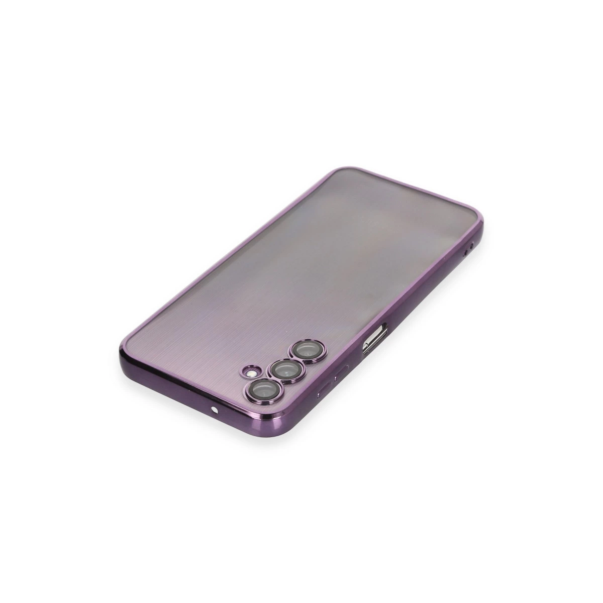 Üç kamera lensli ve fırçalanmış yüzeyli mor telefon kılıfı.