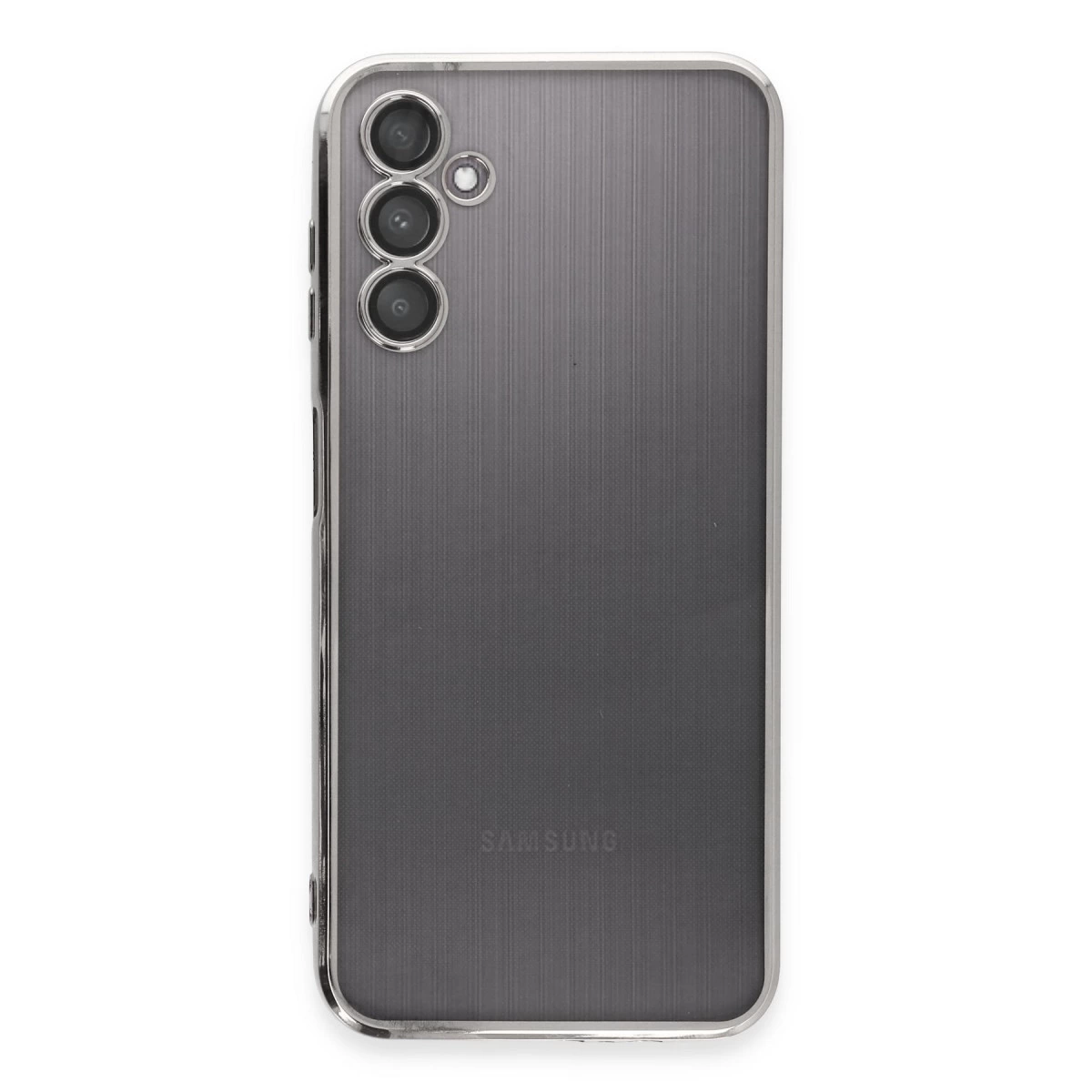 Üç kameralı, dikey çizgili gri Samsung telefonun arkası.