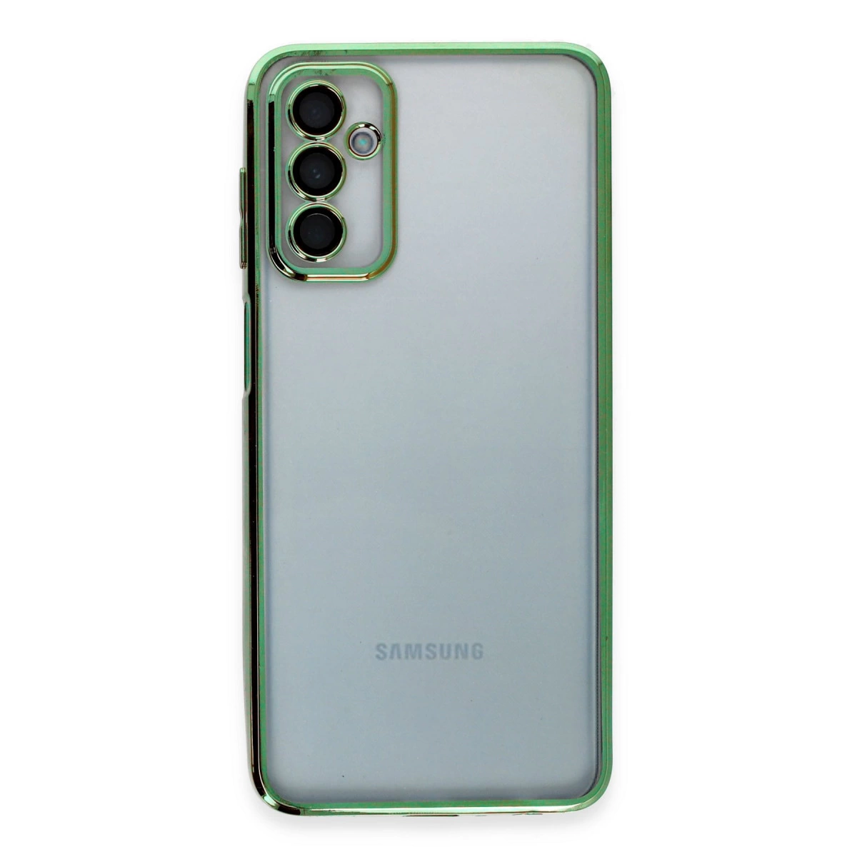Üç kameralı, yeşil metal çerçeveli akıllı telefonun arkası.