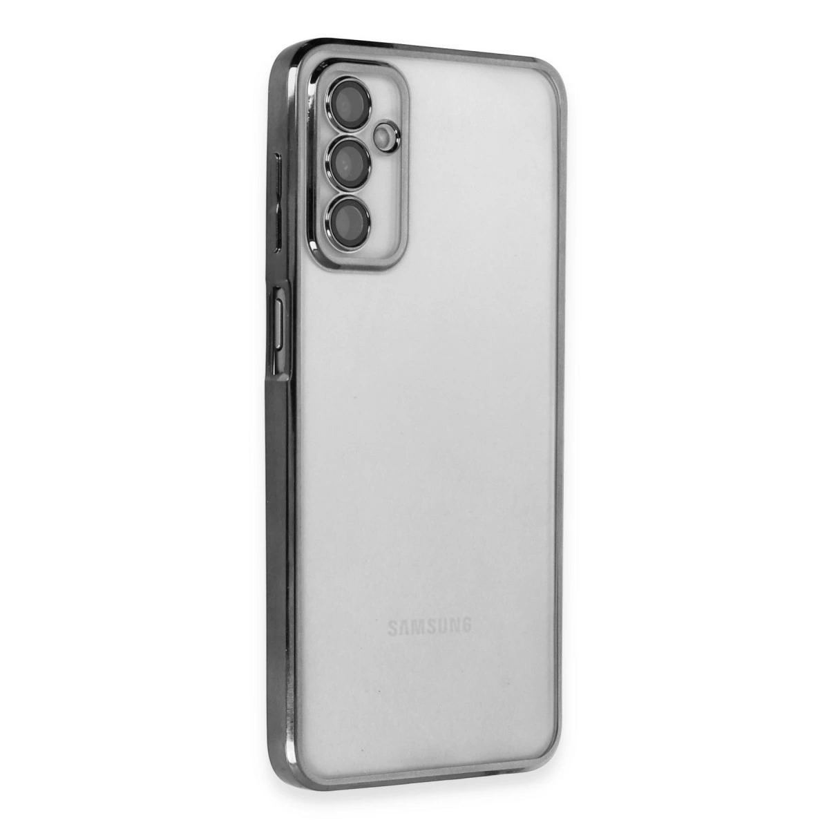 Gümüş kenarlı şeffaf telefon kılıfı, üç kamera lensini gösteriyor.