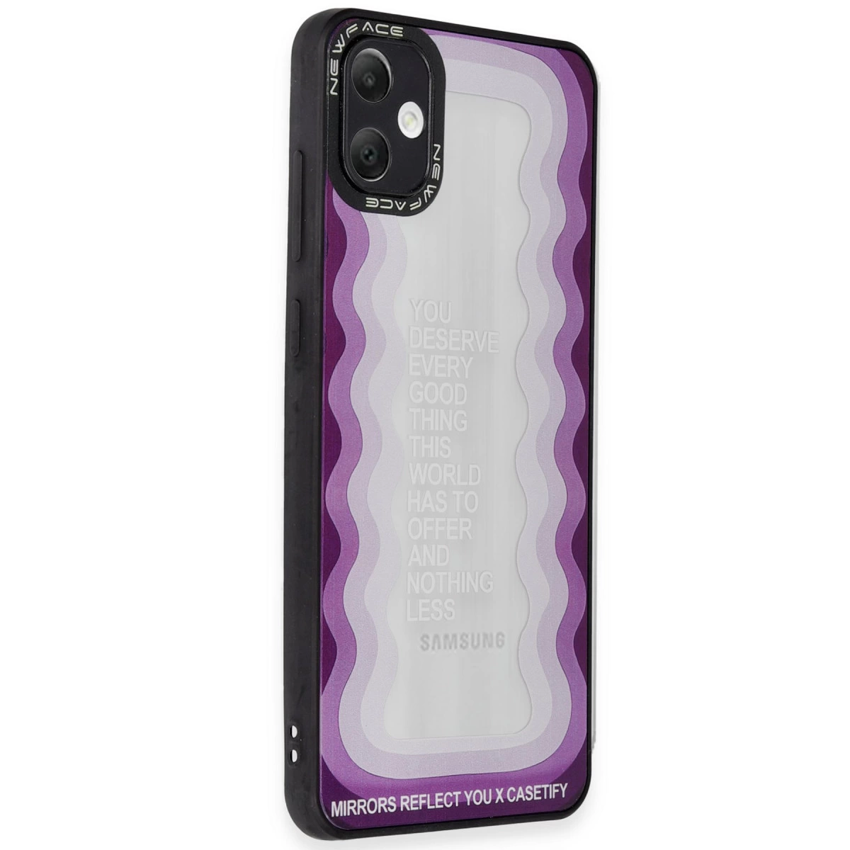 Mor ve beyaz iPhone kılıfı, dalgalı desenli ve metinli.