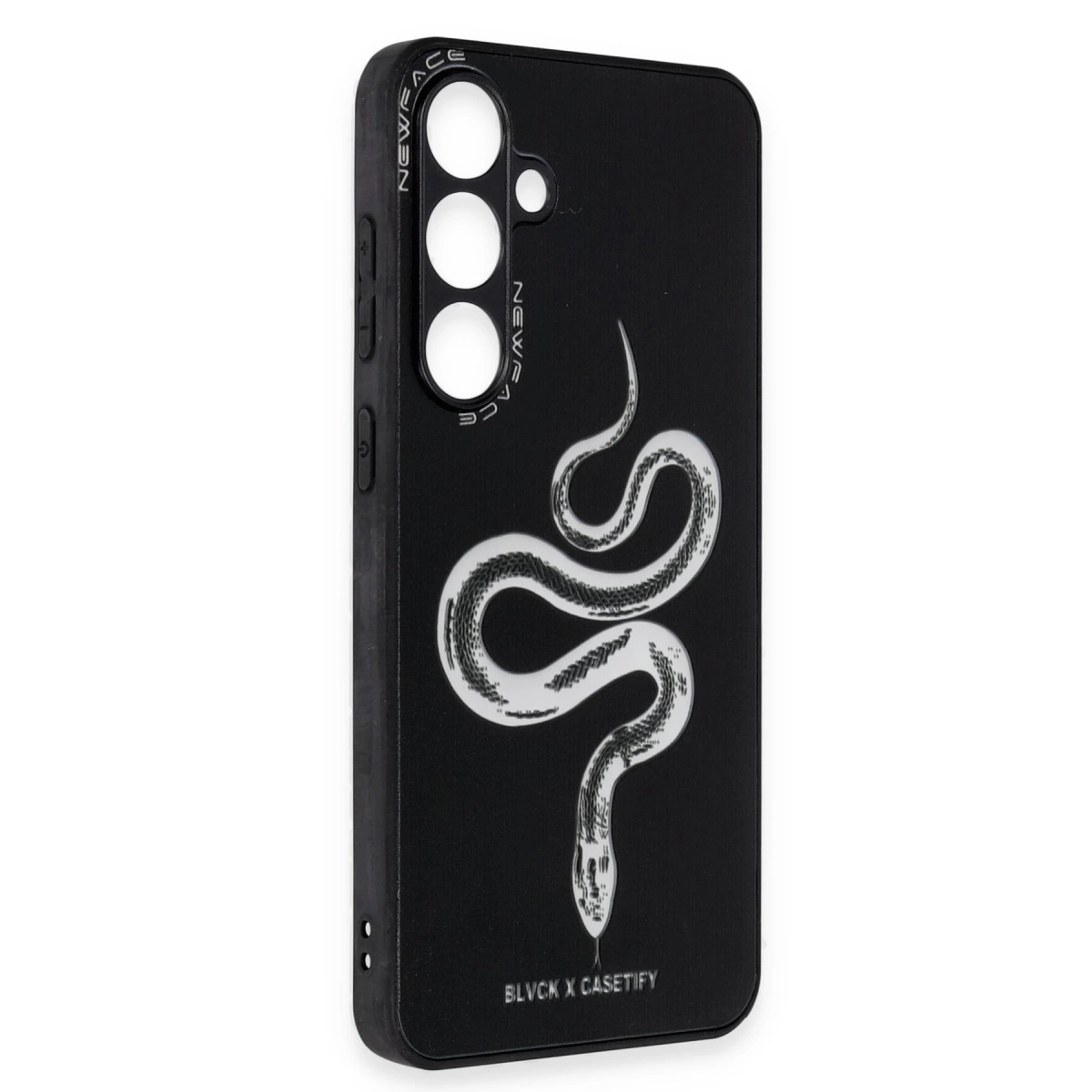 Beyaz yılan tasarımlı ve kamera kesimli siyah telefon kılıfı.