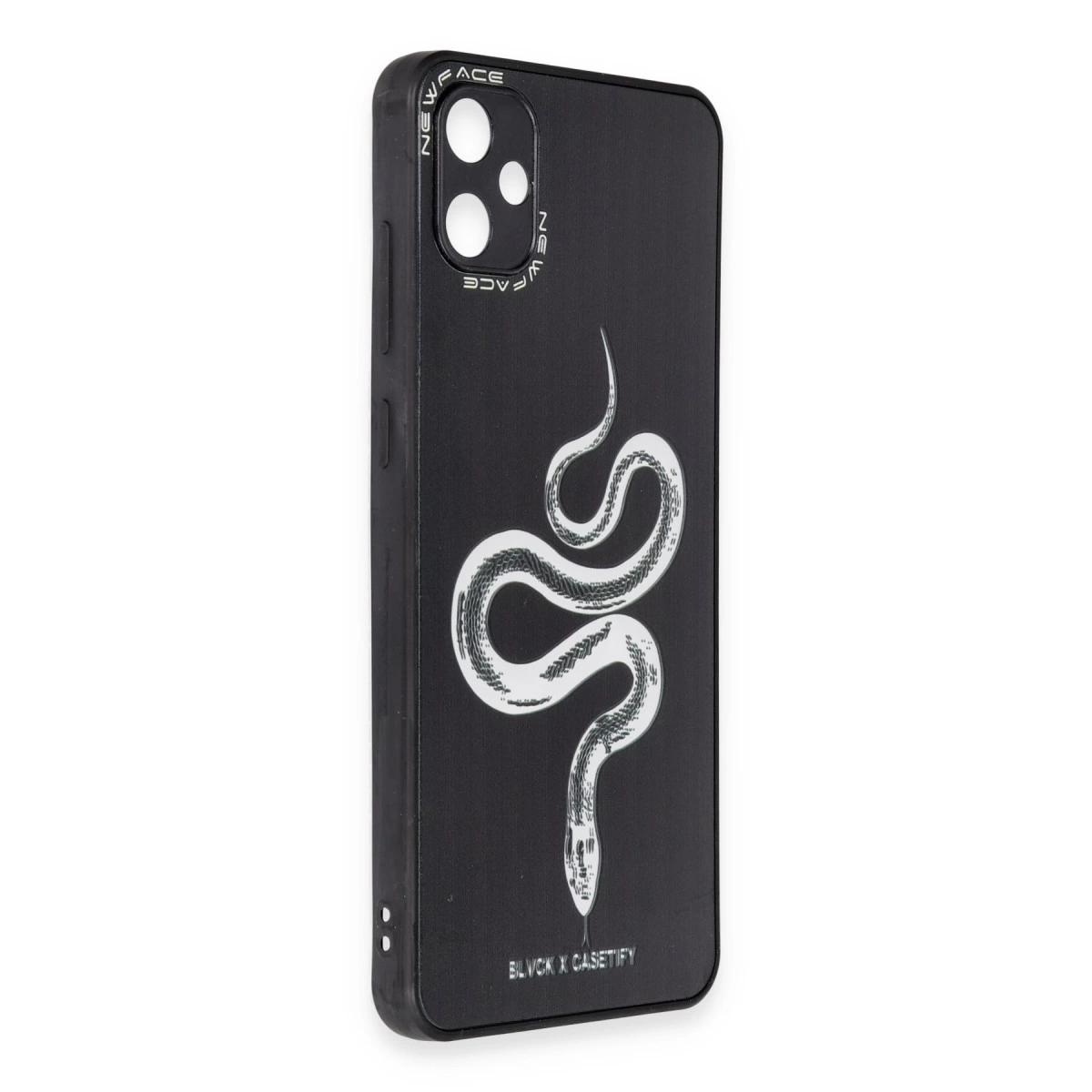 Beyaz yılan illüstrasyonu ve NEU FACE logosuna sahip siyah telefon kılıfı.