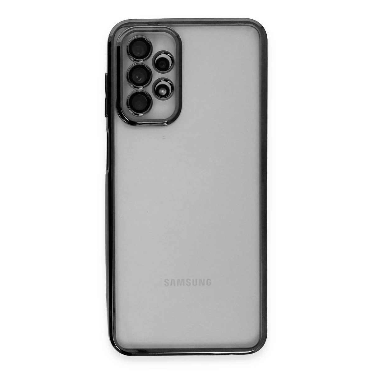 Dört kameralı gri Samsung akıllı telefonun arkası ve Samsung logosu.