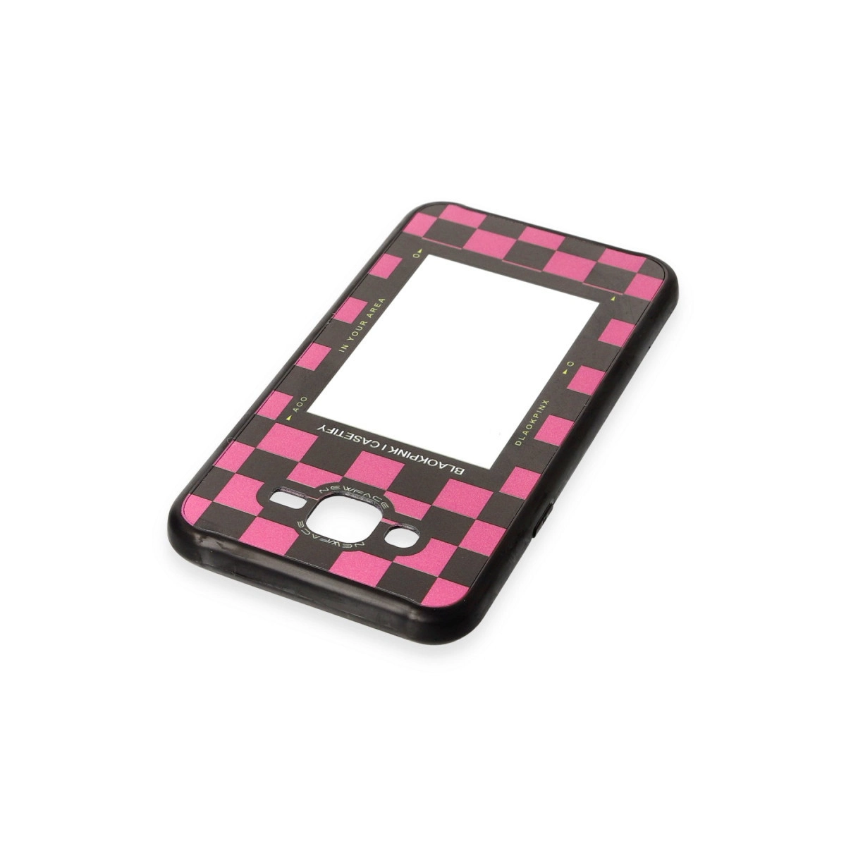 Pembe dama tahtası desenli, beyaz kareli siyah telefon kılıfı. Yazı: BLACKPINK I CASETIFY.