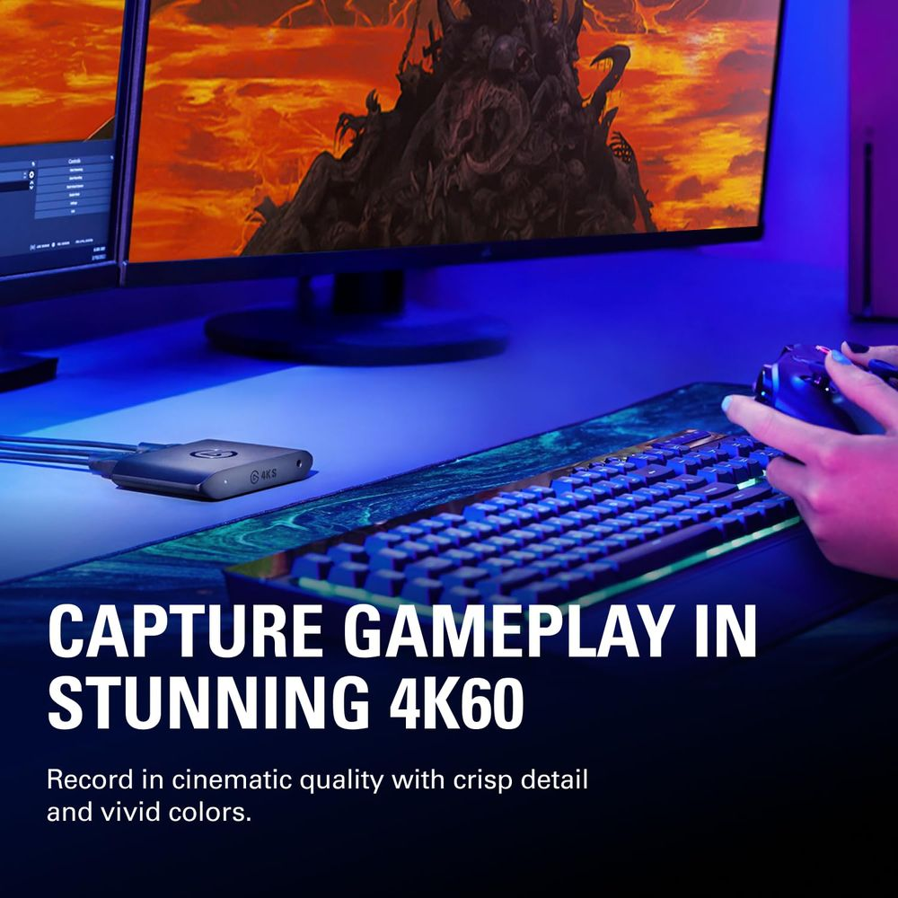 Configurazione da gioco con tastiera, mouse, scheda di acquisizione e monitor 4K.