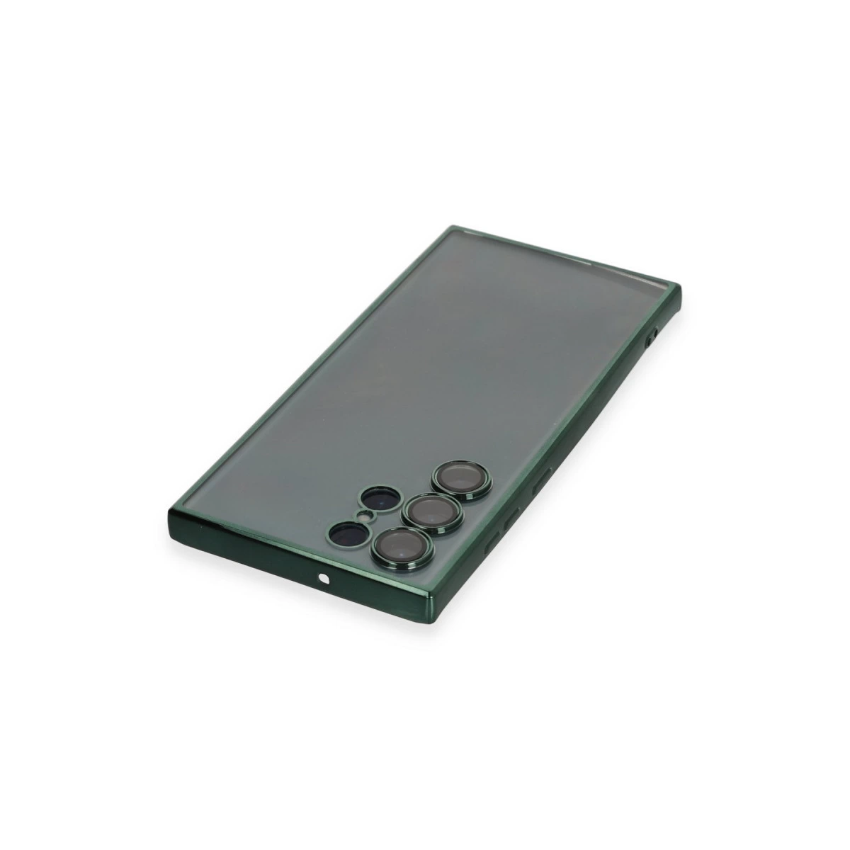 Üç kamera lensli koyu yeşil telefon kılıfı maketi, beyaz arka planlı.