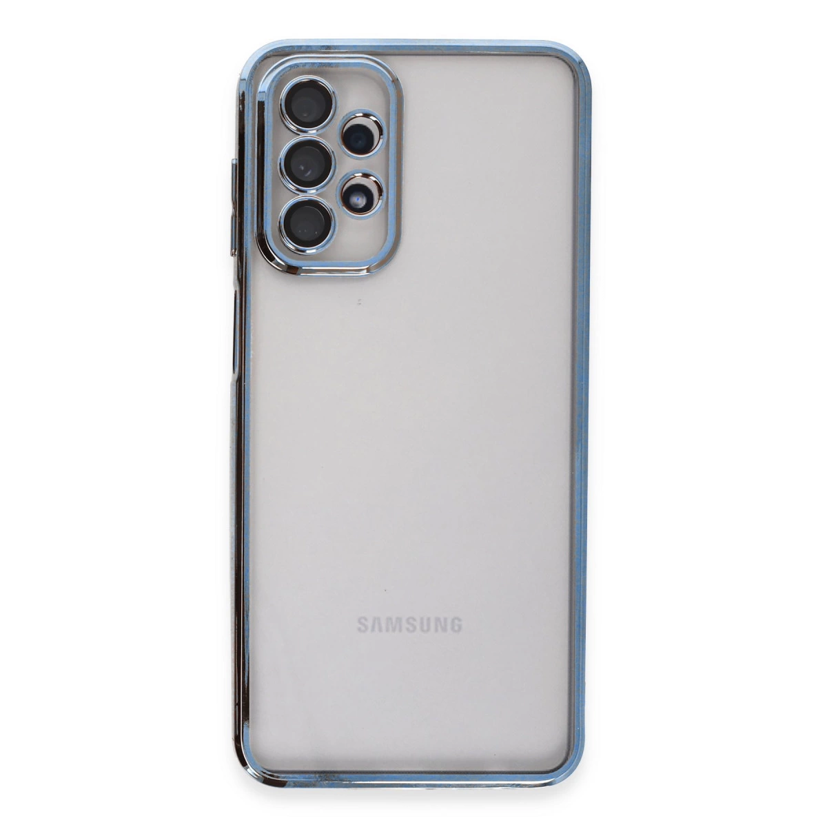 Dört kameralı beyaz Samsung telefonun arkası, mavi metalik çerçeveli.