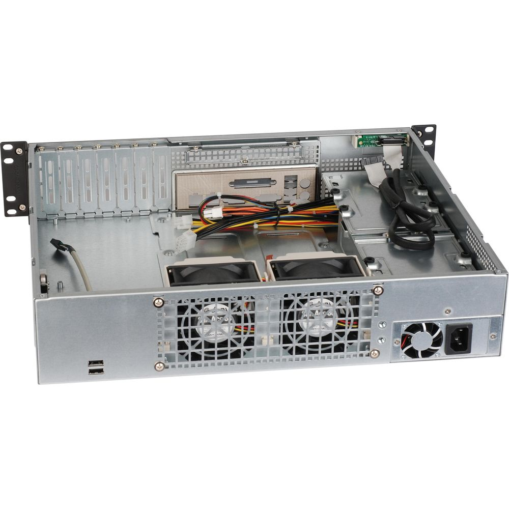 Chassis computer vuoto con ventole, cavi e porte. Montabile su rack.