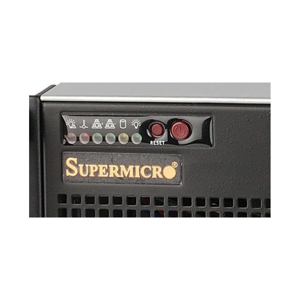Pannello frontale server Supermicro con pulsanti, LED e griglia di ventilazione.