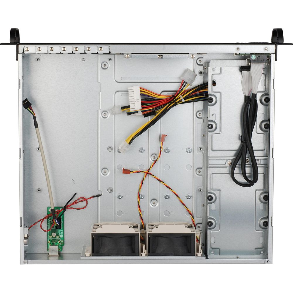 Case del computer aperto con ventole, cavi e scheda.