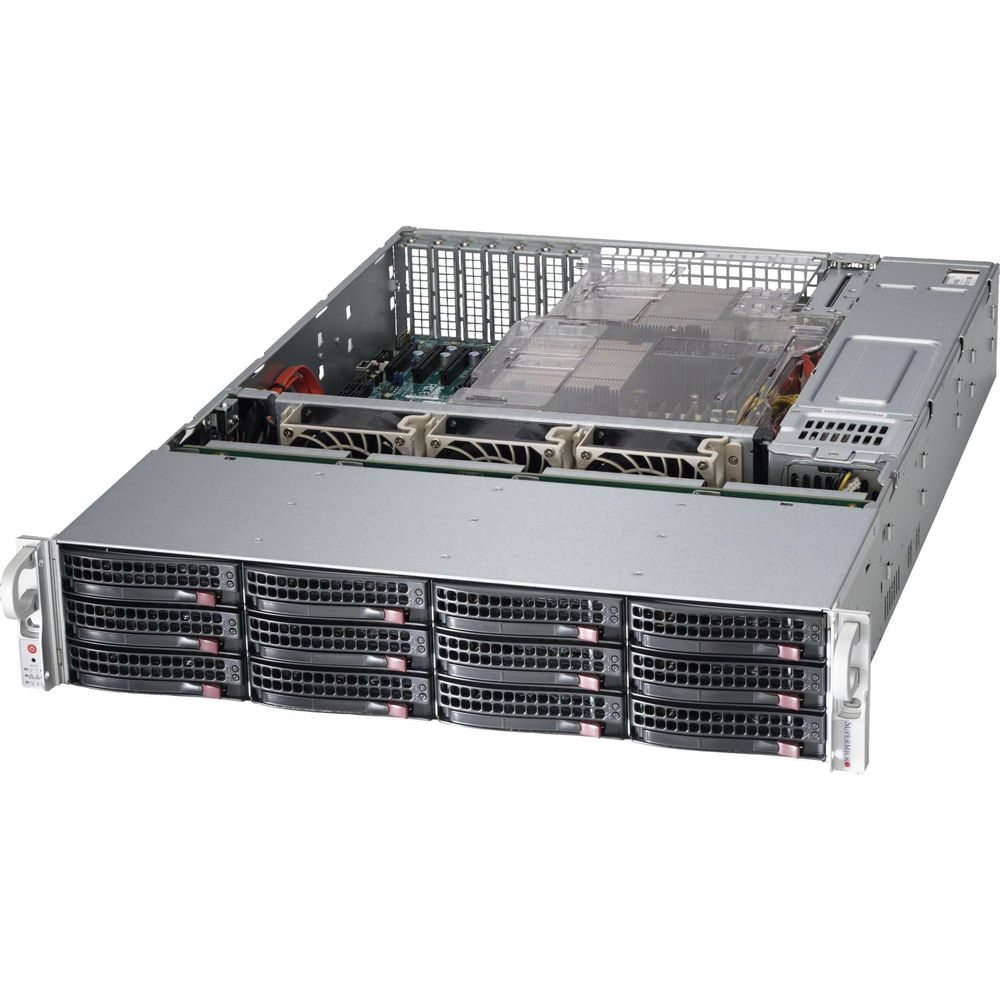 Un server aperto con varie ventole, alloggiamenti per dischi e schede.
