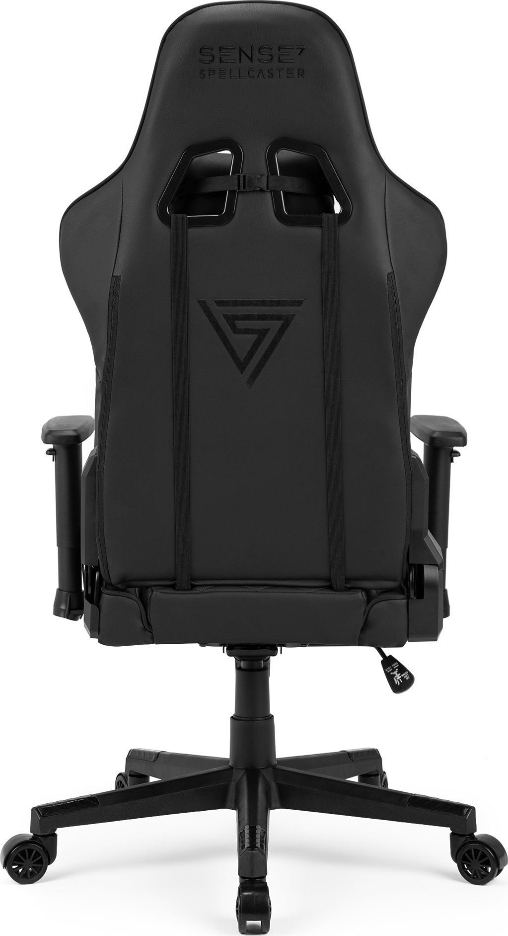 Silla gamer negra con texto y logo en el respaldo.