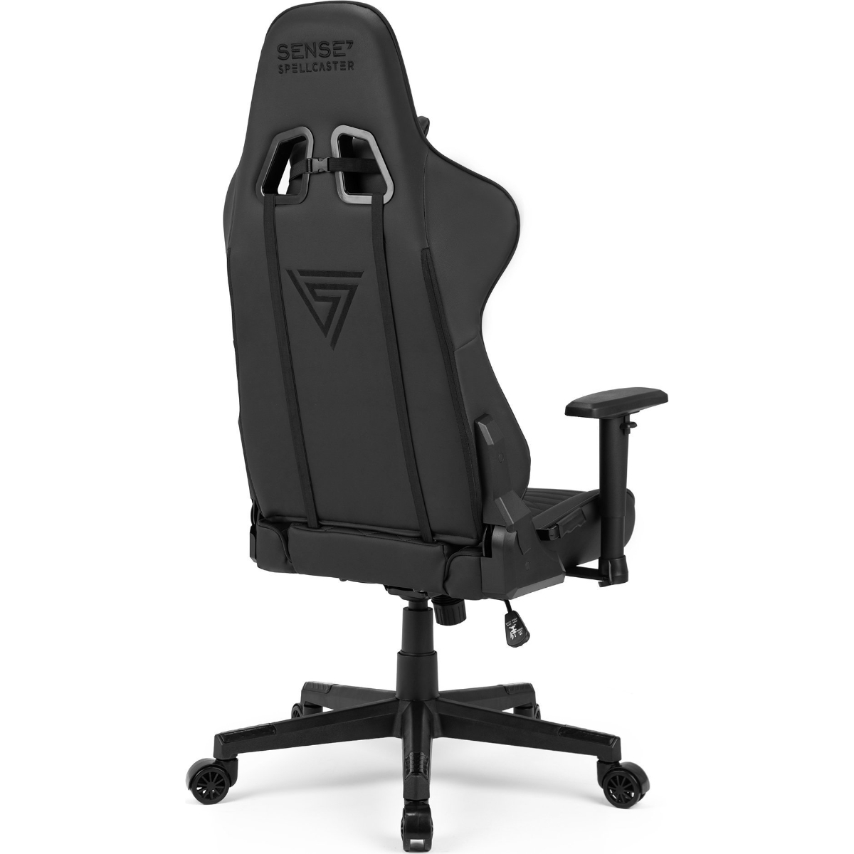 Silla gamer negra con texto arriba y logo en la parte trasera.