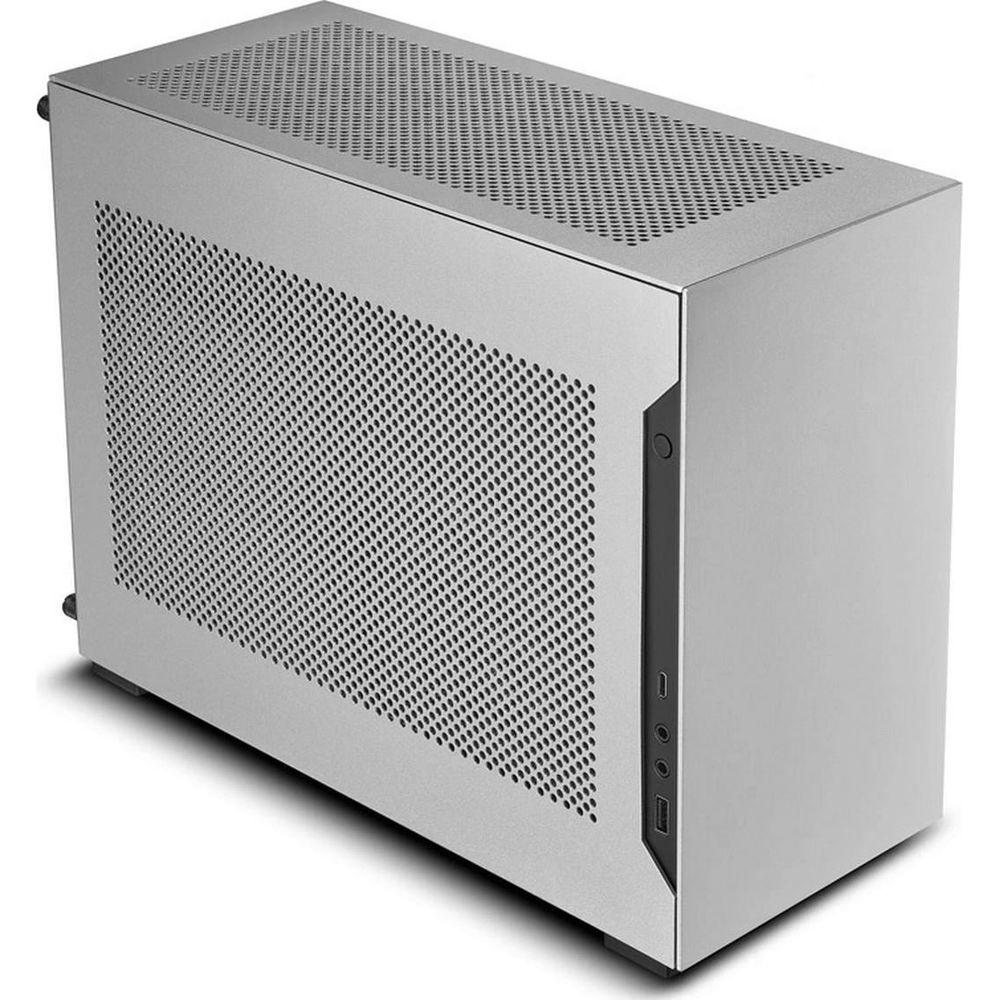 Un case per computer argentato con lati e parte superiore perforati.