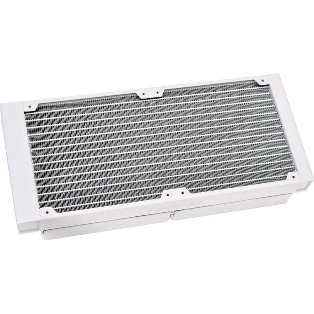 Een witte radiator met veel fijne lamellen en een metalen rooster.
