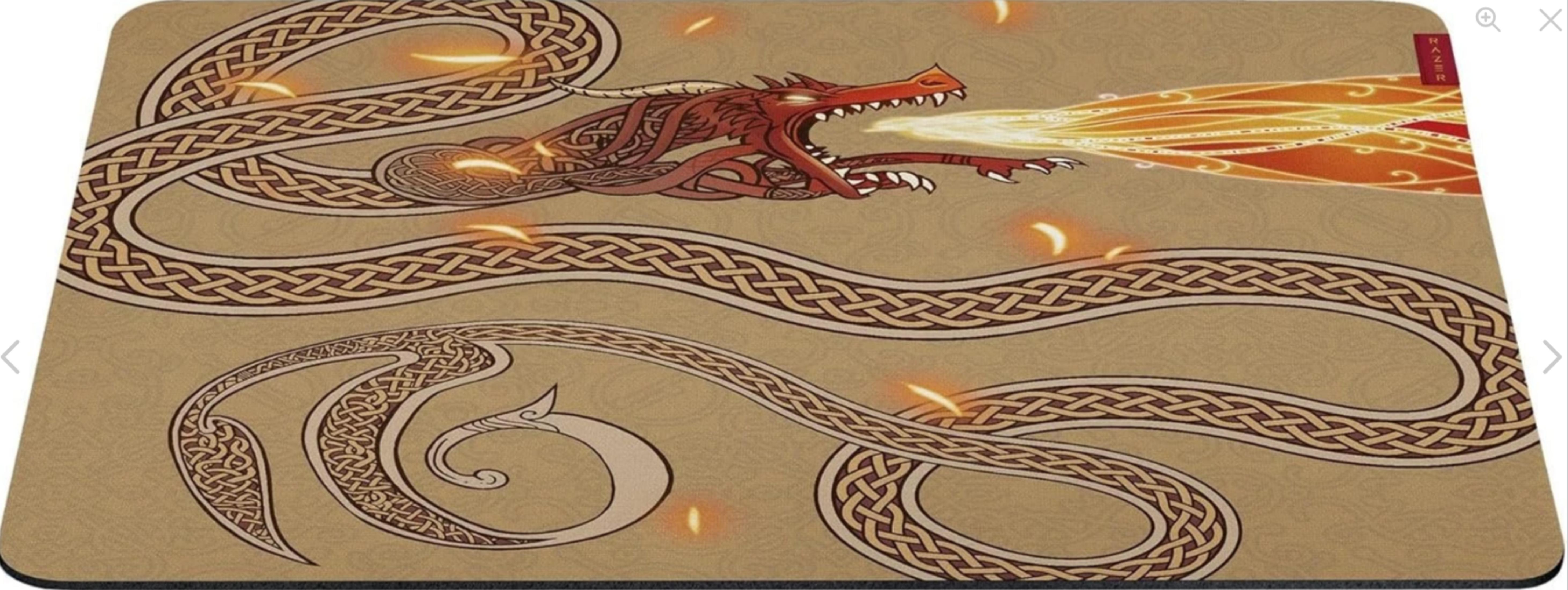 Un dragon rouge crache du feu sur un tapis beige orné de motifs celtiques.