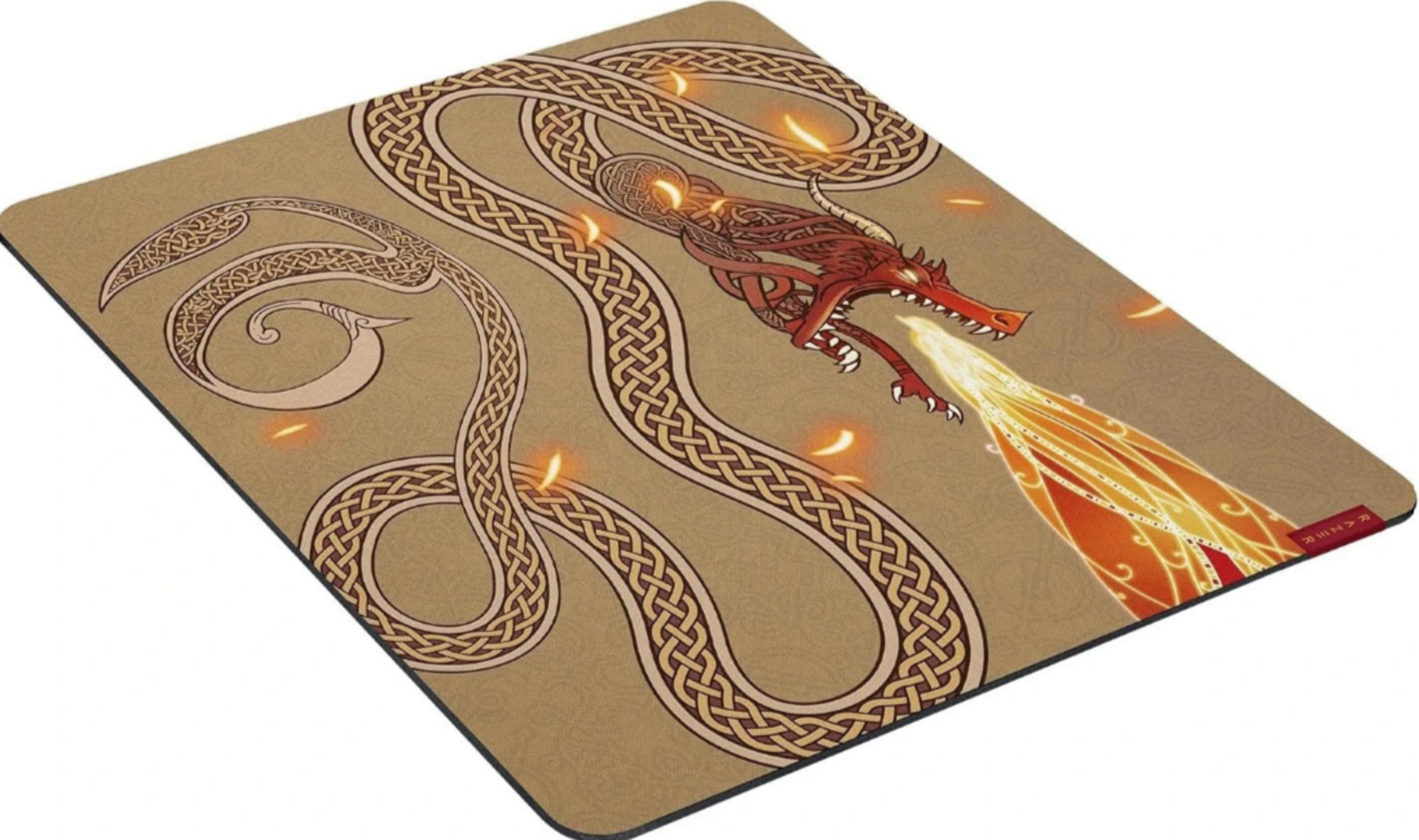 Un dragon rouge crache du feu, entouré de motifs celtiques sur un tapis de souris beige.