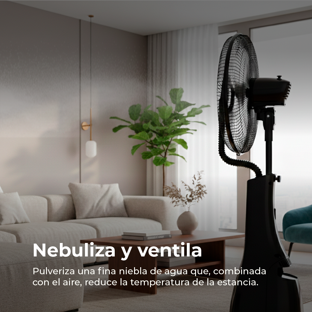 Un ventilador de pie negro con función nebulizadora en un salón con sofá.