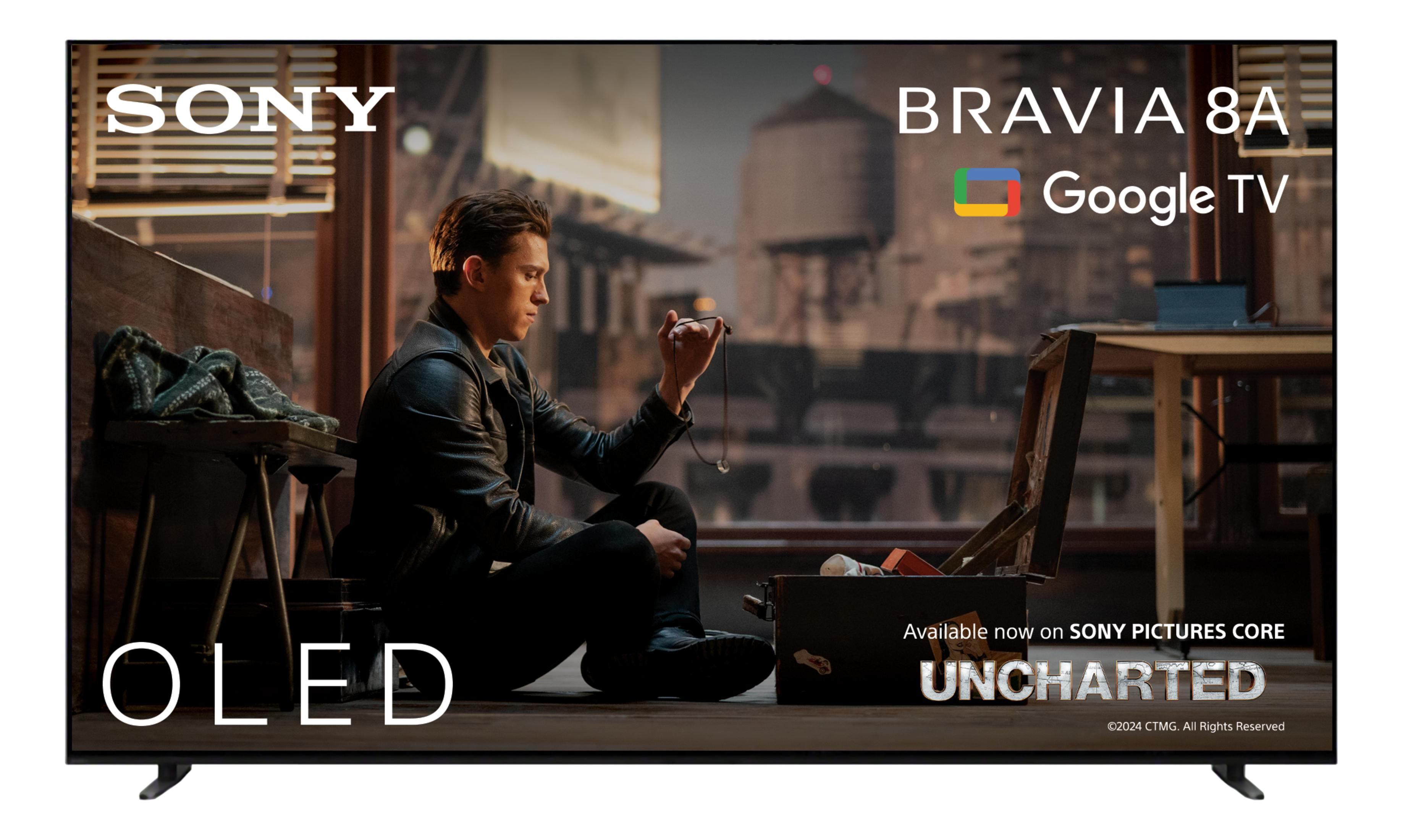 Mężczyzna siedzi przed skrzynią na telewizorze Sony Bravia OLED Google.