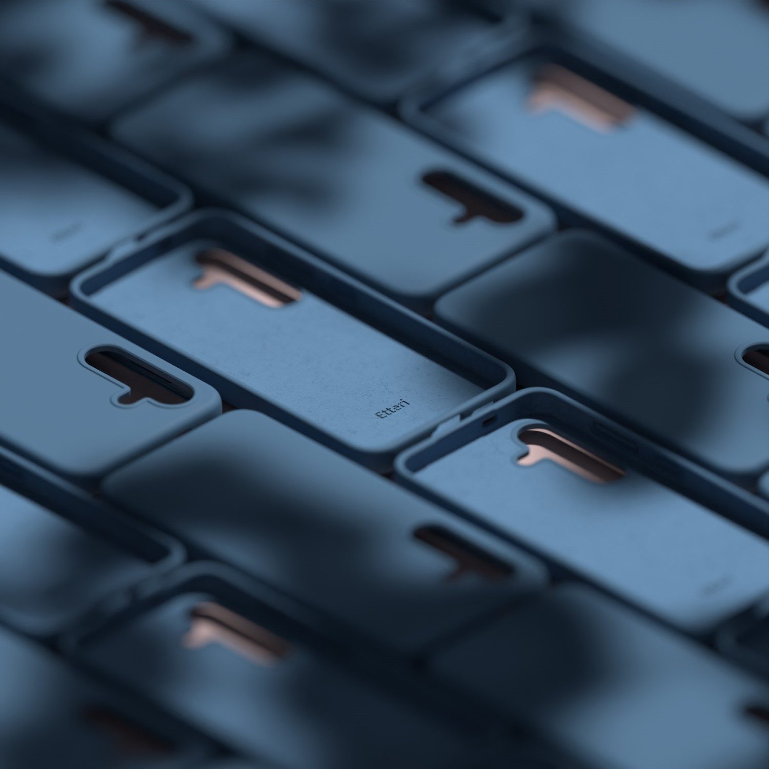 Custodie per telefoni blu con accenti in rame disposte su una superficie.