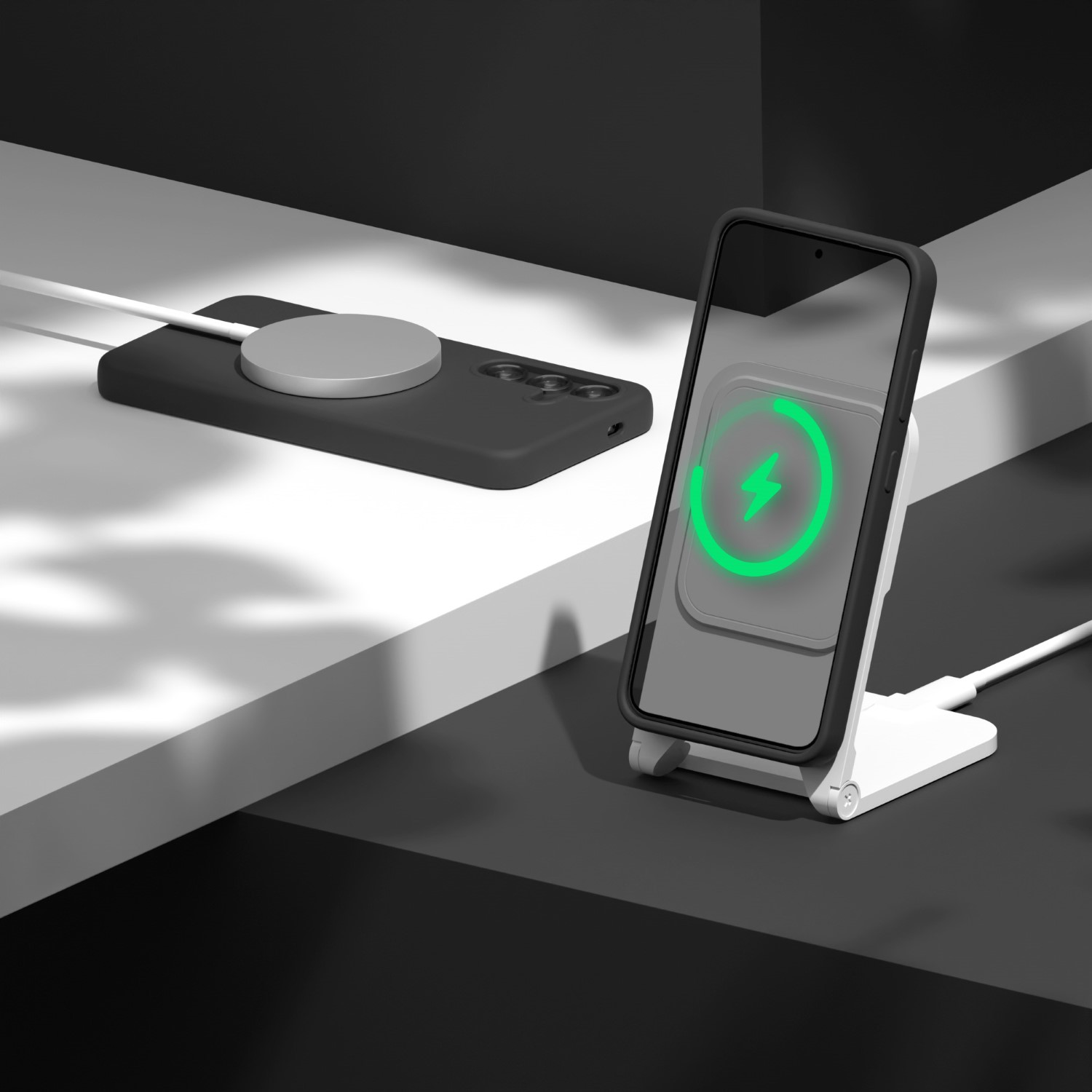 Uno smartphone su un supporto di ricarica bianco, un altro accanto con caricabatterie.