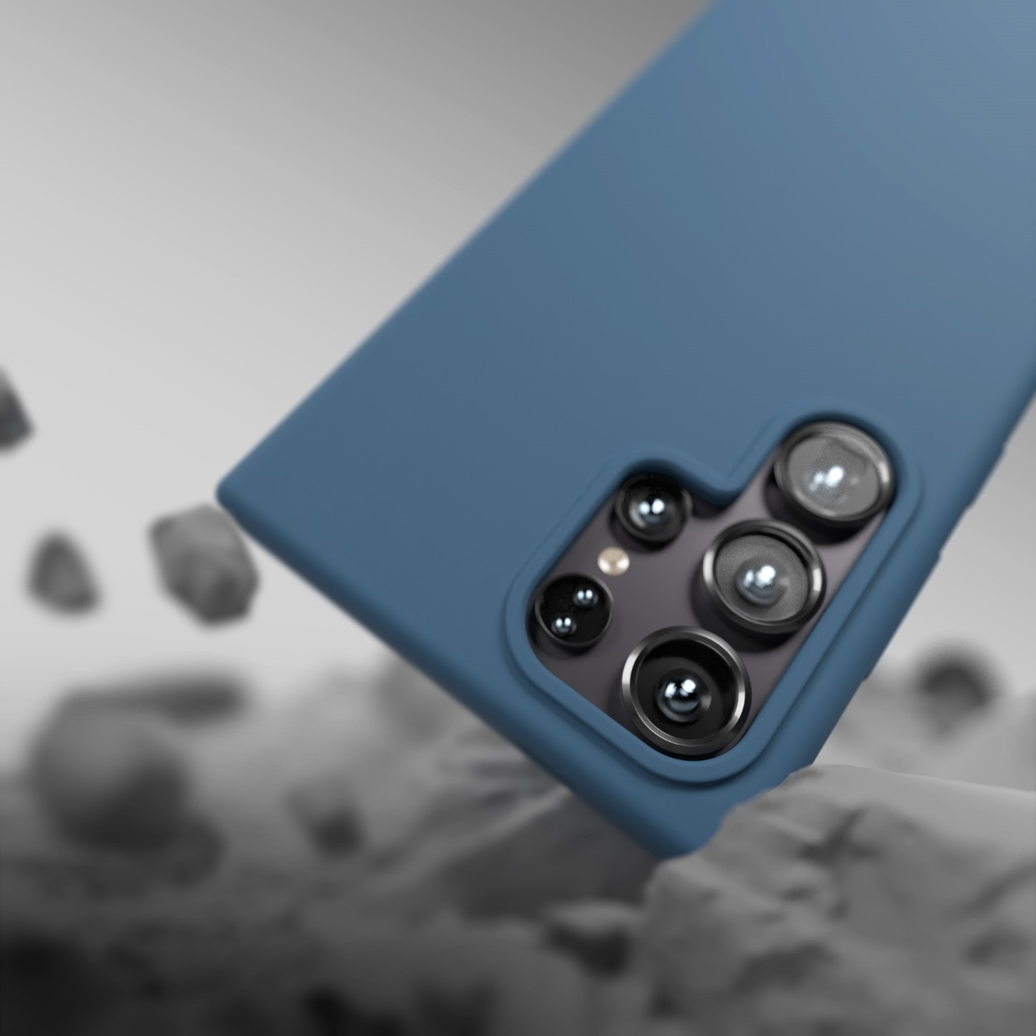 Custodia blu per telefono con fotocamera su terreno roccioso.