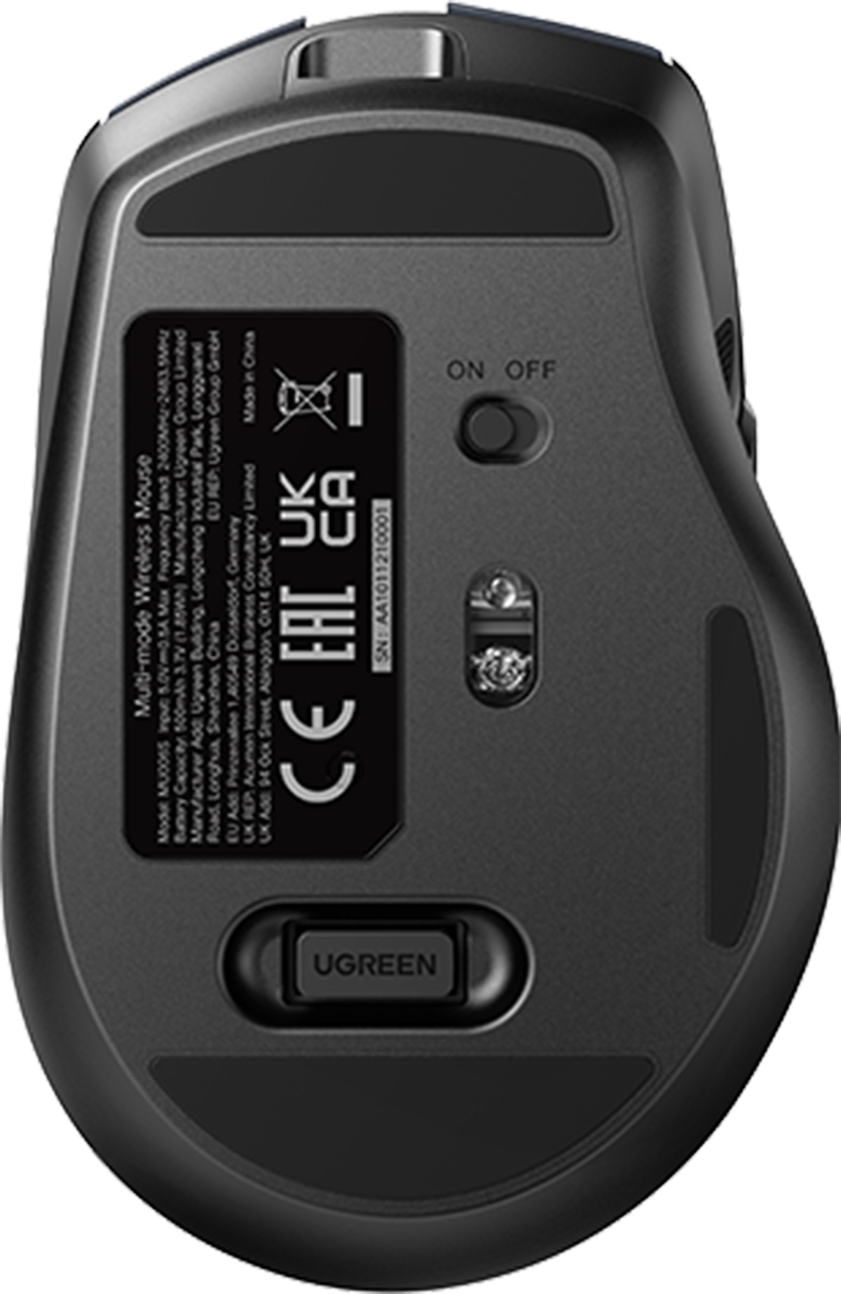 Il fondo di un mouse wireless multi-modalità UGREEN nero con dettagli del prodotto e loghi.