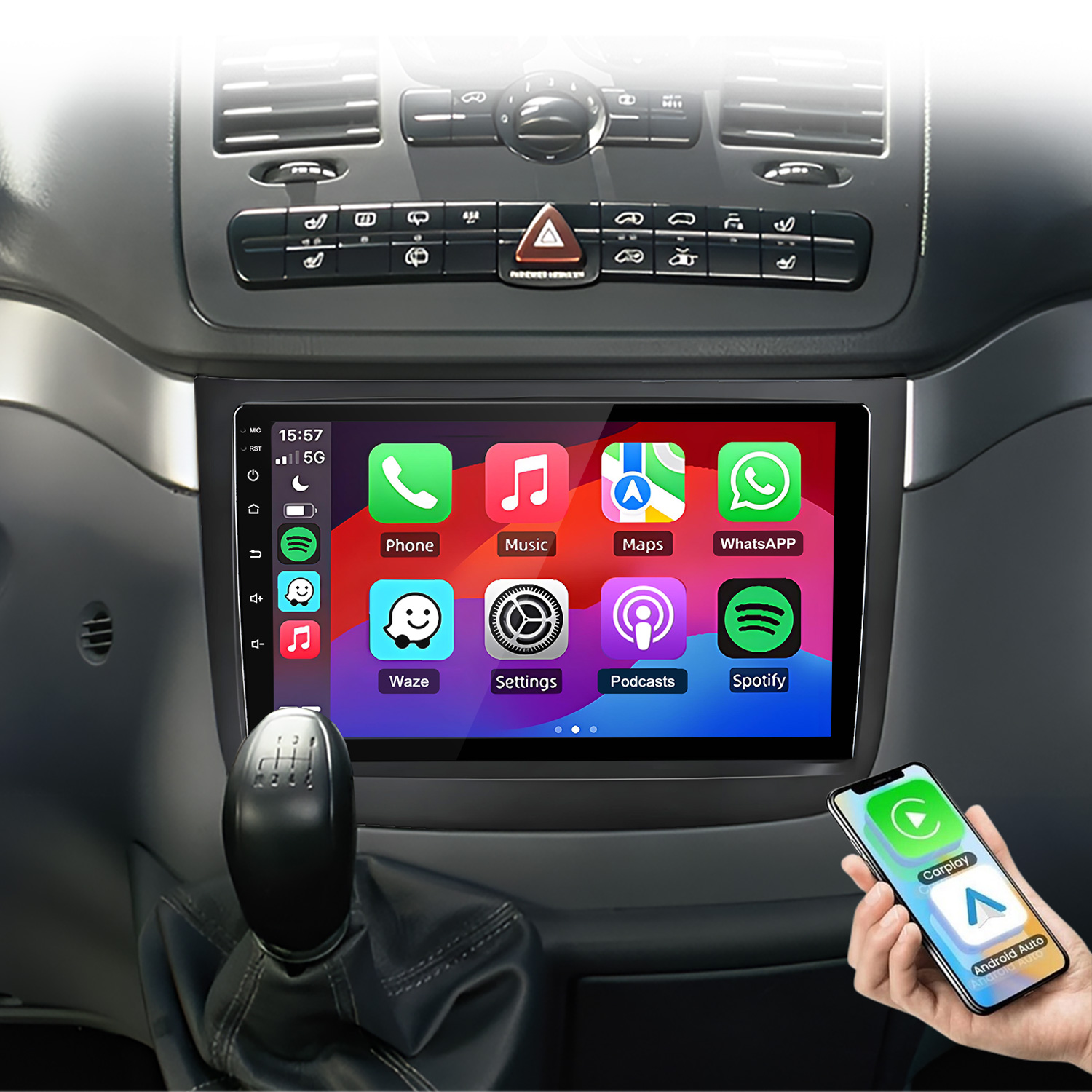 Cruscotto auto con sistema di infotainment touchscreen e telefono che mostra CarPlay.