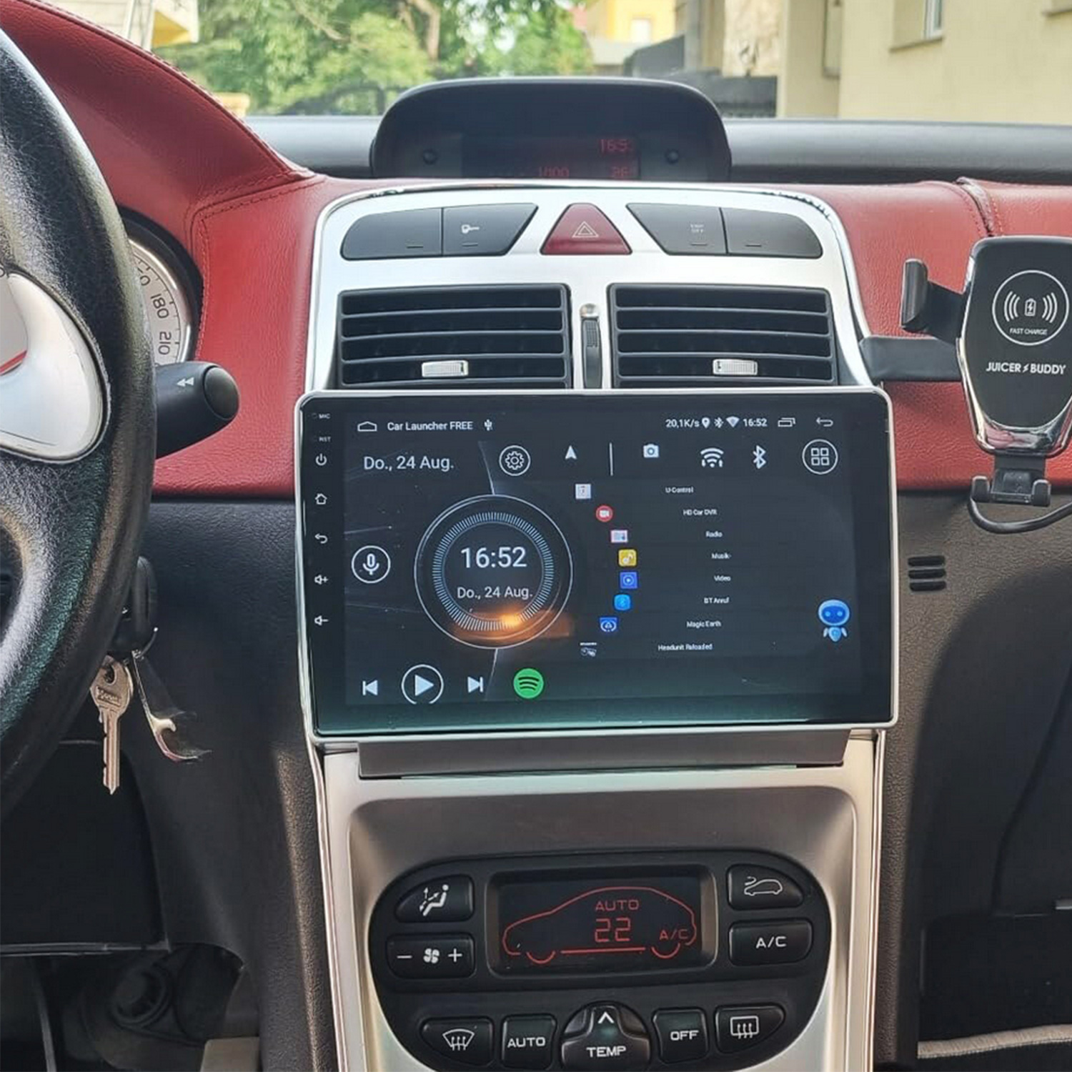 Moderne Autoinnenraum mit großem Touchscreen-Display und Klimaregelung.