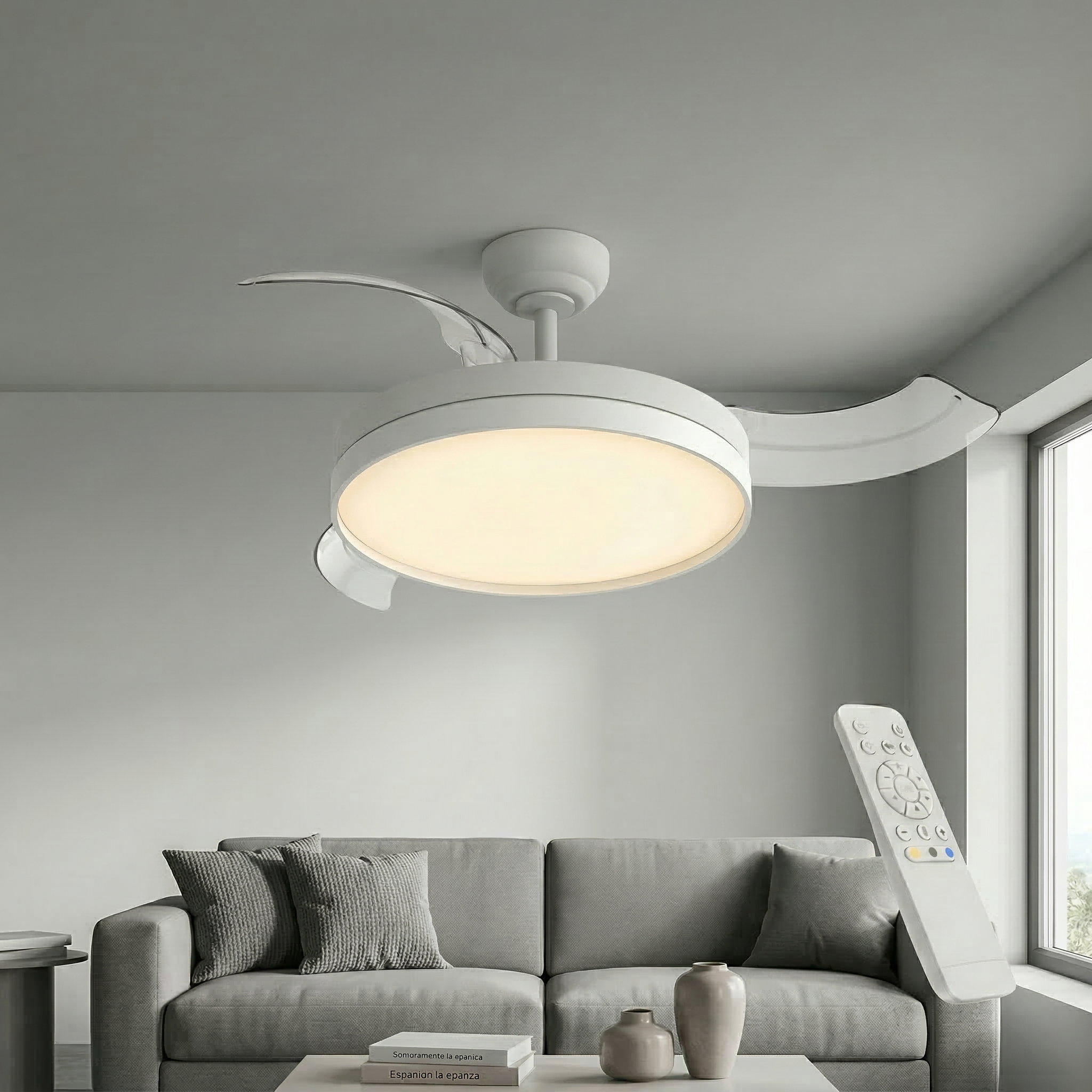Luz blanca de ventilador de techo sobre un sofá gris con cojines y mando.