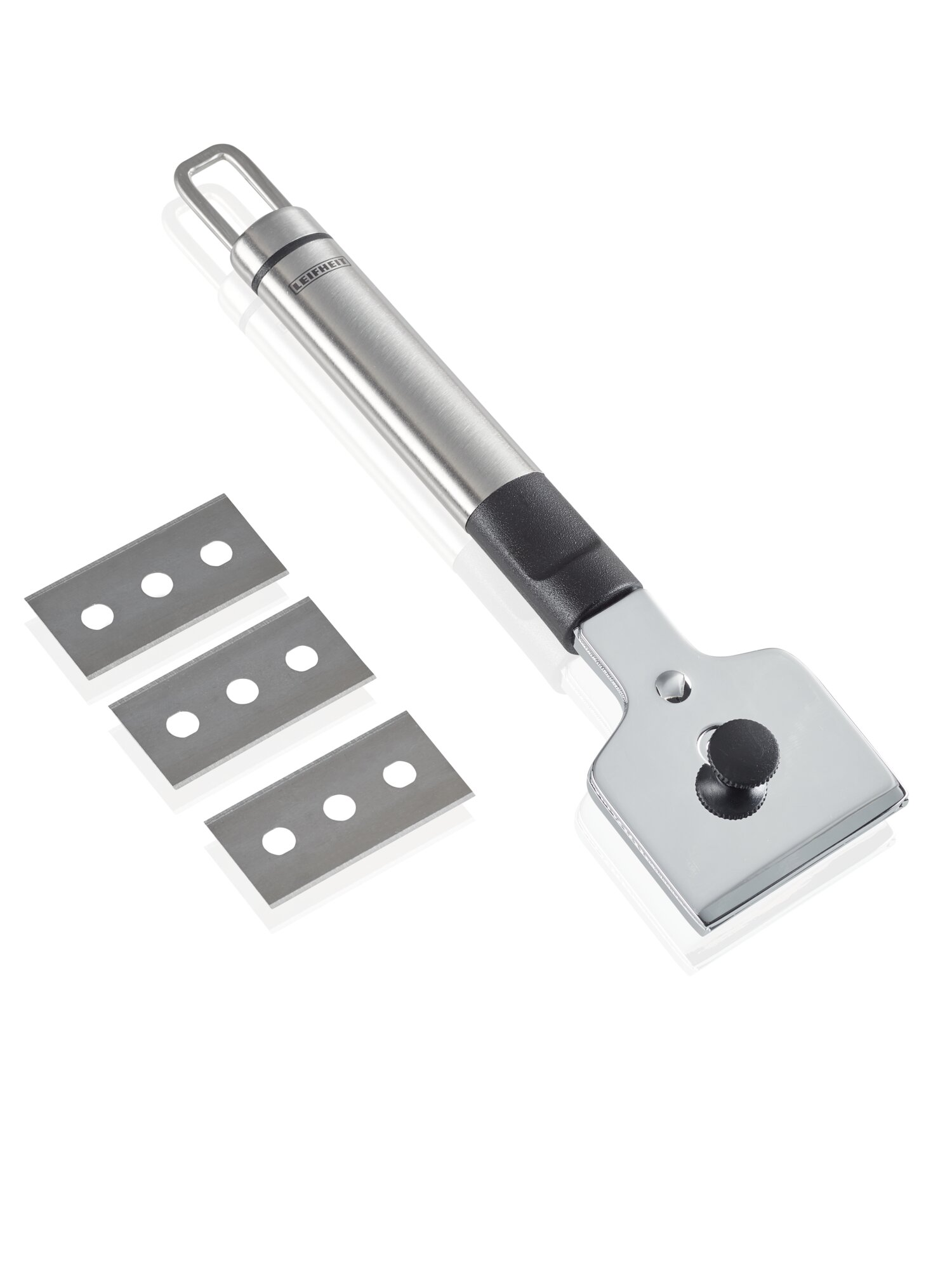 Ein Schaber mit Metallklinge und drei Ersatzklingen auf weißem Hintergrund.