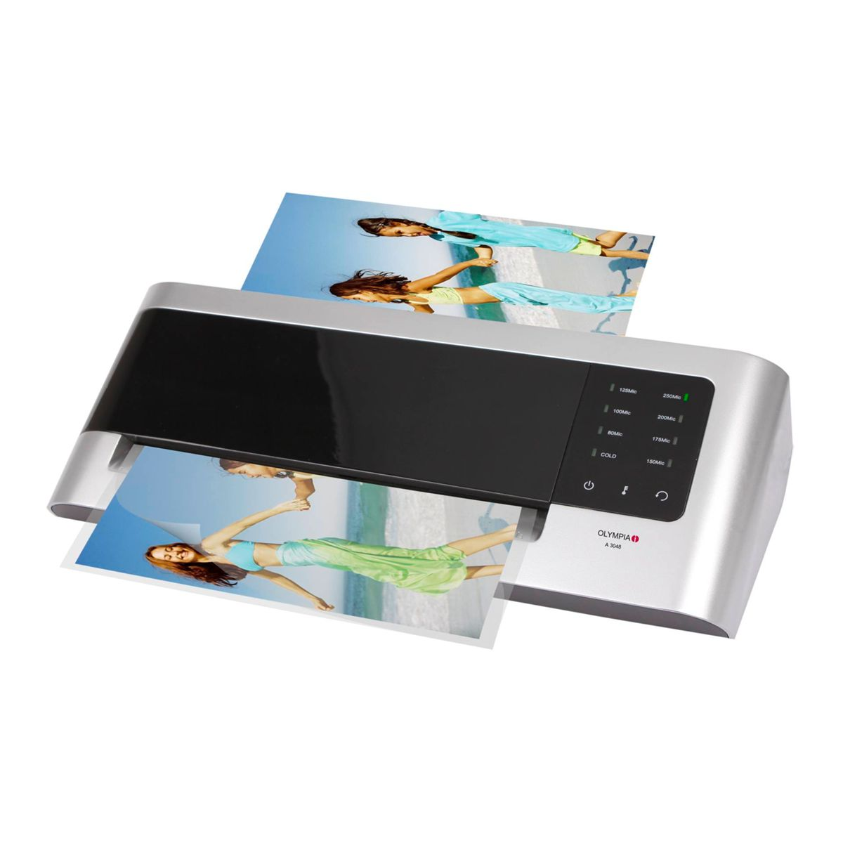 Ein silberner Aktenlaminator mit zwei Fotos von Menschen am Strand.