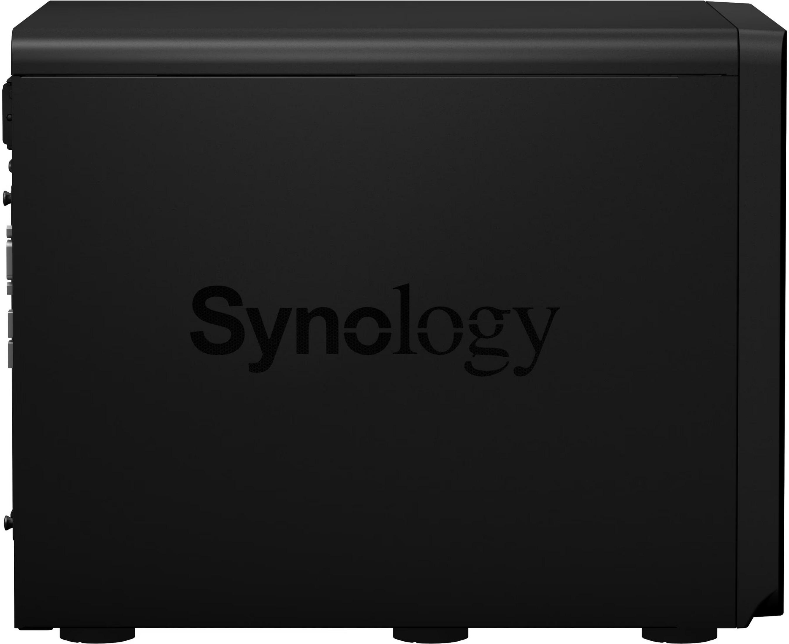 Boîtier NAS Synology noir avec logo discret, posé sur pieds.