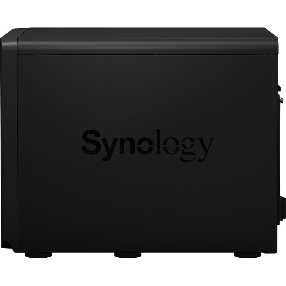 Un appareil NAS Synology noir repose sur quatre pieds. Le logo est sur le devant.