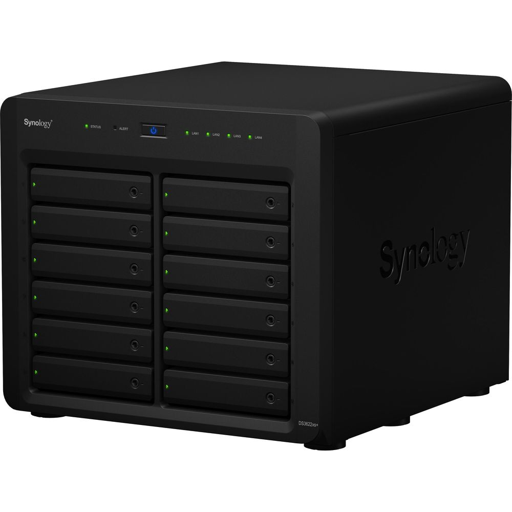 Stockage NAS Synology noir avec 12 baies et ports réseau.