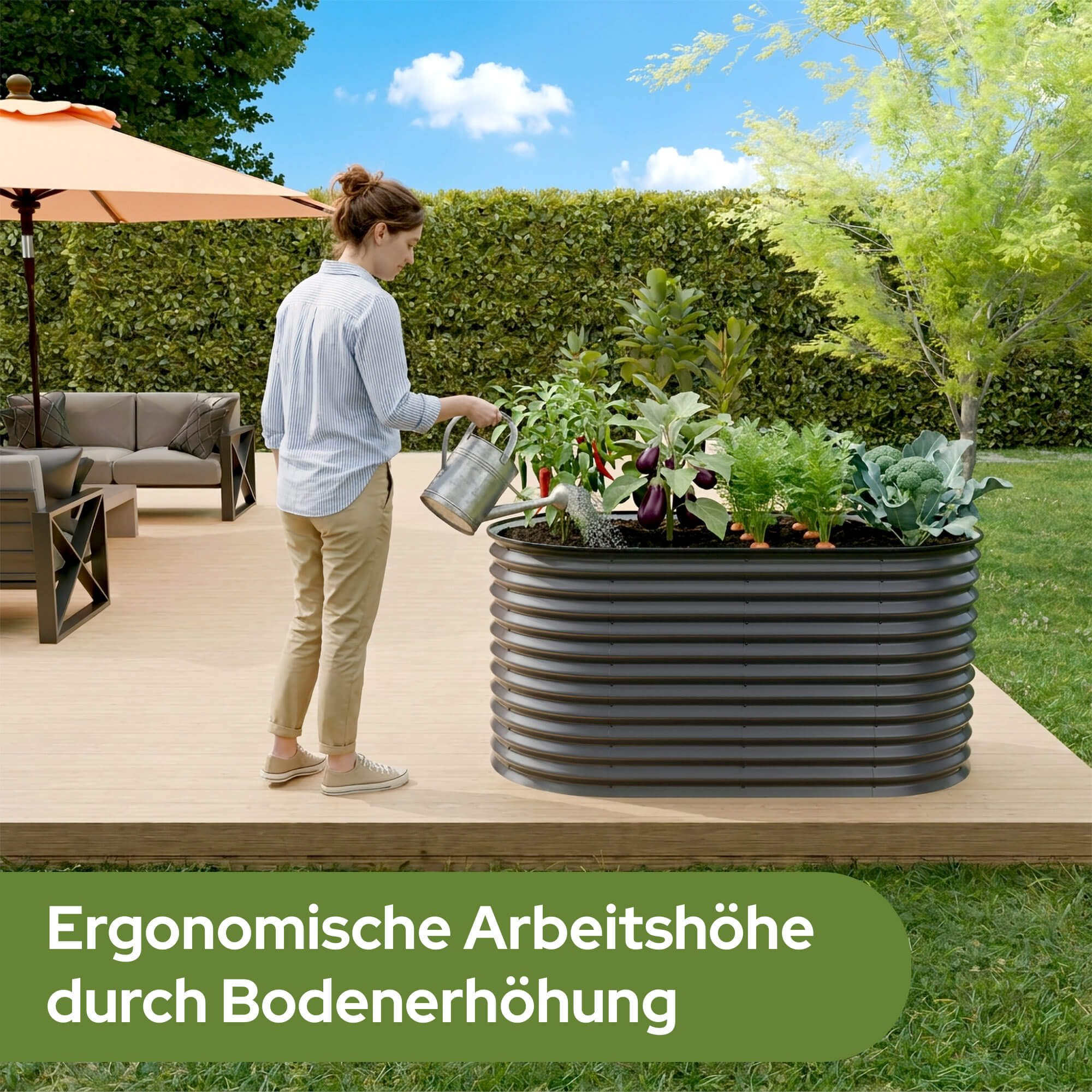 Frau gießt Gemüse in Hochbeet auf Holzterrasse, Gartenmöbel im Hintergrund.