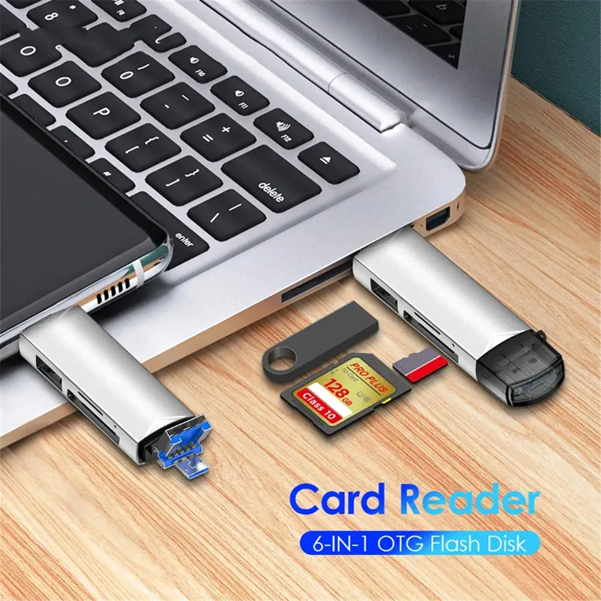 Silberner Kartenleser mit SD-Karte und USB-Stick neben Laptop-Tastatur.