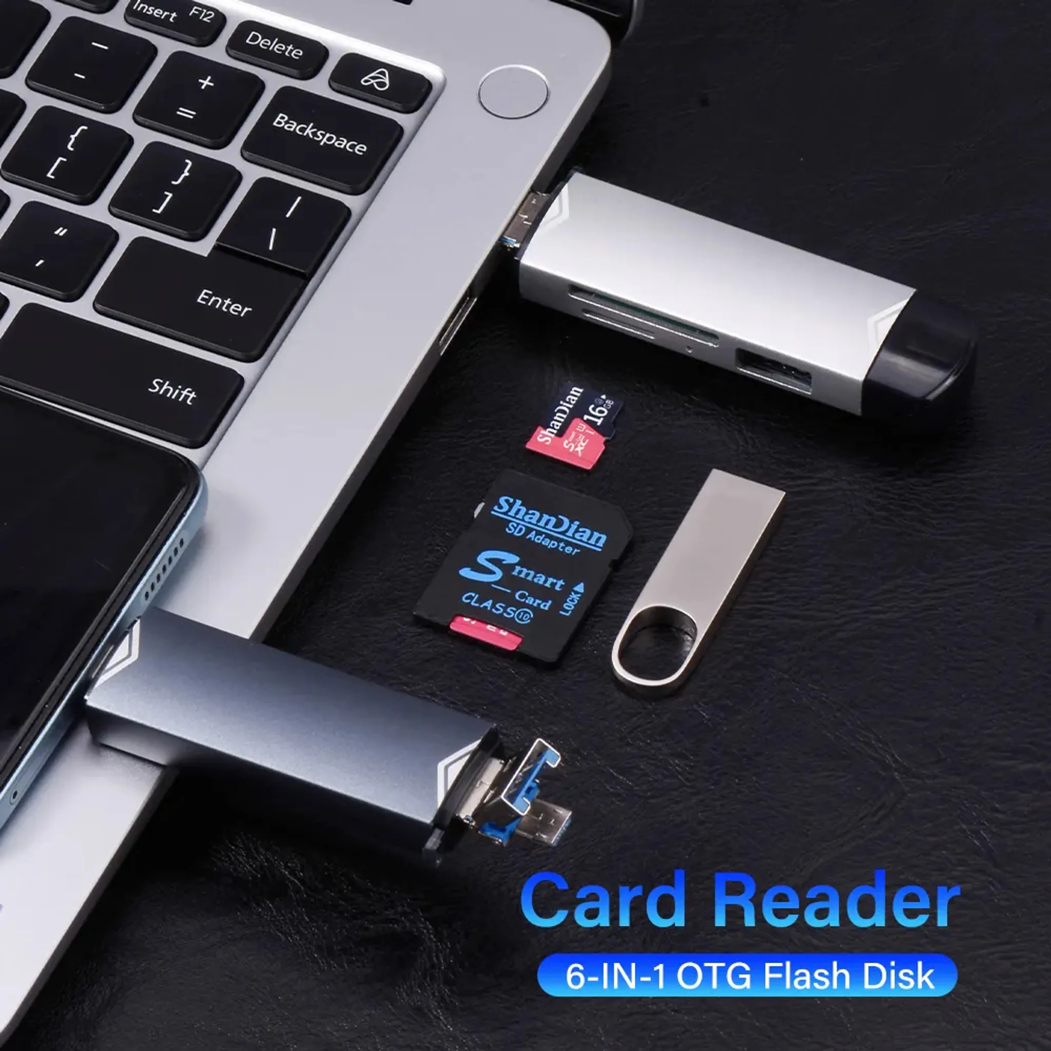 Ein Kartenleser und ein USB-Stick sind an einen Laptop angeschlossen. SD-Karten liegen daneben.