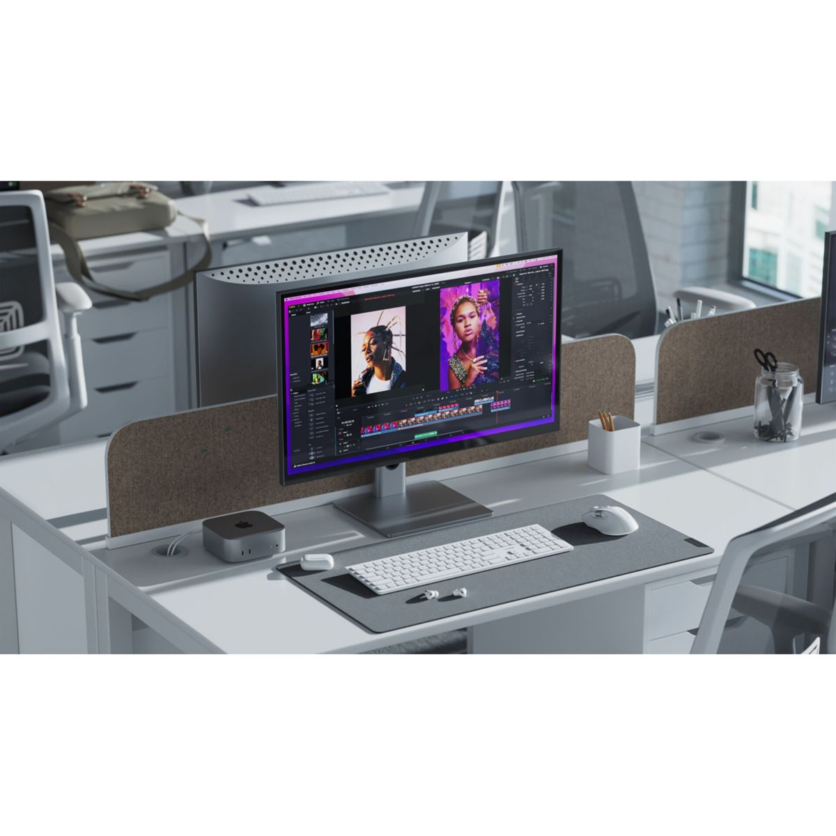 Ein Schreibtisch mit einem Monitor, der eine Videobearbeitung zeigt.